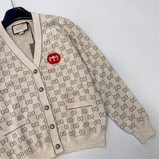 🆕Gucci25新款针织v领开衫长袖🛒胸口的红色Logo贴标 是亮点也是辨识度 让基础老花不单调~门襟金 🆕Gucci25新款针织v领开衫长袖🛒胸口的红色Logo贴标 是亮点也是辨识度 让基础老花不单调~门襟金