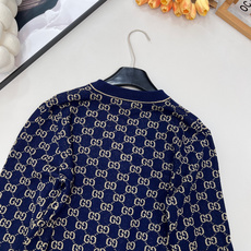 🆕Gucci25新款针织v领开衫长袖🛒胸口的红色Logo贴标 是亮点也是辨识度 让基础老花不单调~门襟金 🆕Gucci25新款针织v领开衫长袖🛒胸口的红色Logo贴标 是亮点也是辨识度 让基础老花不单调~门襟金