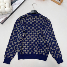 🆕Gucci25新款针织v领开衫长袖🛒胸口的红色Logo贴标 是亮点也是辨识度 让基础老花不单调~门襟金 🆕Gucci25新款针织v领开衫长袖🛒胸口的红色Logo贴标 是亮点也是辨识度 让基础老花不单调~门襟金
