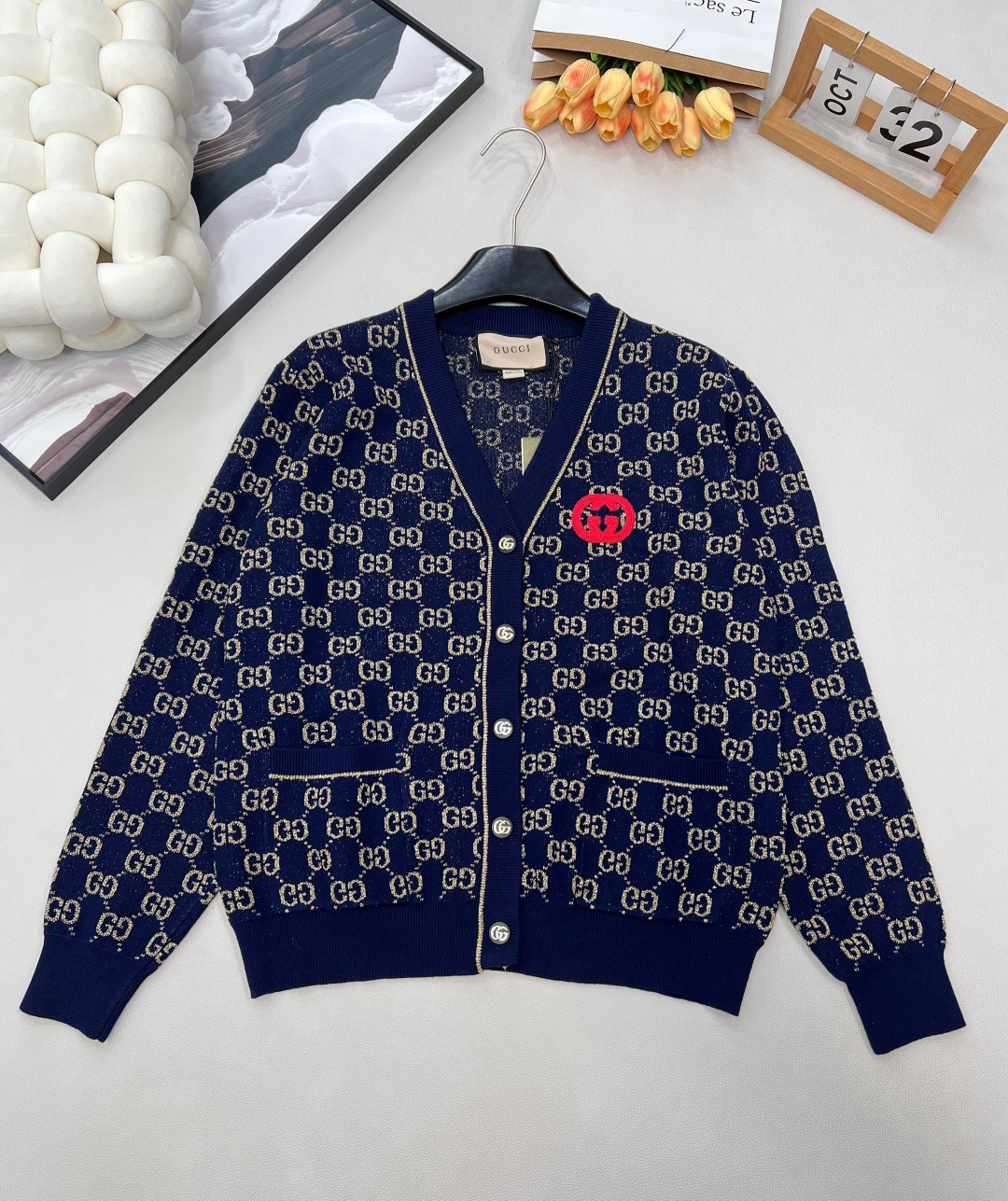 NO:607058,The red Logo label on the chest of Gucci25's new knitted V-neck long-sleeved cardigan is a highlight and a recognizable feature, making the basic presbyopia not monotonous~ The placket metal buckle is made with German integrated hang-up technology and is exclusively made of imported Italian gold wire, which is soft and skin-friendly. Giving you a real sense of luxury, this cardigan uses a gold and silver thread GG jacquard pattern to echo the aesthetic design!  The classic double Glogo does not require any fancy design and decoration. It is recommended by Nu Zan. The workmanship of this model is really amazing!  It definitely shows the nobility and style. It will not be solid at all when worn close to the body. It is highly wearable and the upper body is noble and elegant. The special color is fashionable and concave to the daily fashion shape. The upper body not only shows the figure but also has a gentle temperament. It is a must-have for early autumn!  Complete three standards, two colors, size sml code, gucci, alexander wang19860909Gucci25新款针织v领开衫长袖胸口的红色Logo贴标 是亮点也是辨识度 让基础老花不单调~门襟金属扣德国一体挂机工艺、独家采用进口意大利金丝,柔软亲肤.给你奢侈品真正的穿着质感这款开衫选用金银丝线GG提花图案呼应美学设计！经典双GLogo 不需要任何花哨的设计与装饰,怒赞实力推荐的一款 此款做工真的是绝了！就把高贵与格调展露无疑.贴身穿一点都不会扎.实穿性高 上身高贵典雅范儿十足 特调颜色时尚凹出日常fashion造型,上身既显身材又不失温柔气质 早秋外搭必备！三标齐全,两色出 尺码sml 编码,,gucci,alexander wang,Women's clothing