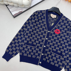 🆕Gucci25新款针织v领开衫长袖🛒胸口的红色Logo贴标 是亮点也是辨识度 让基础老花不单调~门襟金 🆕Gucci25新款针织v领开衫长袖🛒胸口的红色Logo贴标 是亮点也是辨识度 让基础老花不单调~门襟金