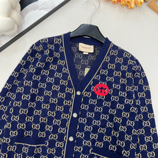 🆕Gucci25新款针织v领开衫长袖🛒胸口的红色Logo贴标 是亮点也是辨识度 让基础老花不单调~门襟金 🆕Gucci25新款针织v领开衫长袖🛒胸口的红色Logo贴标 是亮点也是辨识度 让基础老花不单调~门襟金