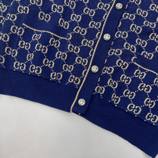 🆕Gucci25新款针织v领开衫长袖🛒胸口的红色Logo贴标 是亮点也是辨识度 让基础老花不单调~门襟金 🆕Gucci25新款针织v领开衫长袖🛒胸口的红色Logo贴标 是亮点也是辨识度 让基础老花不单调~门襟金