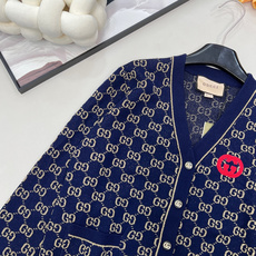 🆕Gucci25新款针织v领开衫长袖🛒胸口的红色Logo贴标 是亮点也是辨识度 让基础老花不单调~门襟金 🆕Gucci25新款针织v领开衫长袖🛒胸口的红色Logo贴标 是亮点也是辨识度 让基础老花不单调~门襟金