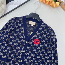 🆕Gucci25新款针织v领开衫长袖🛒胸口的红色Logo贴标 是亮点也是辨识度 让基础老花不单调~门襟金 🆕Gucci25新款针织v领开衫长袖🛒胸口的红色Logo贴标 是亮点也是辨识度 让基础老花不单调~门襟金