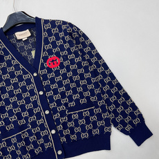 🆕Gucci25新款针织v领开衫长袖🛒胸口的红色Logo贴标 是亮点也是辨识度 让基础老花不单调~门襟金 🆕Gucci25新款针织v领开衫长袖🛒胸口的红色Logo贴标 是亮点也是辨识度 让基础老花不单调~门襟金