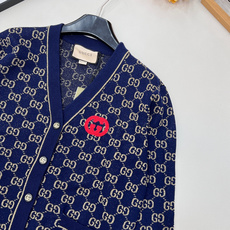 🆕Gucci25新款针织v领开衫长袖🛒胸口的红色Logo贴标 是亮点也是辨识度 让基础老花不单调~门襟金 🆕Gucci25新款针织v领开衫长袖🛒胸口的红色Logo贴标 是亮点也是辨识度 让基础老花不单调~门襟金