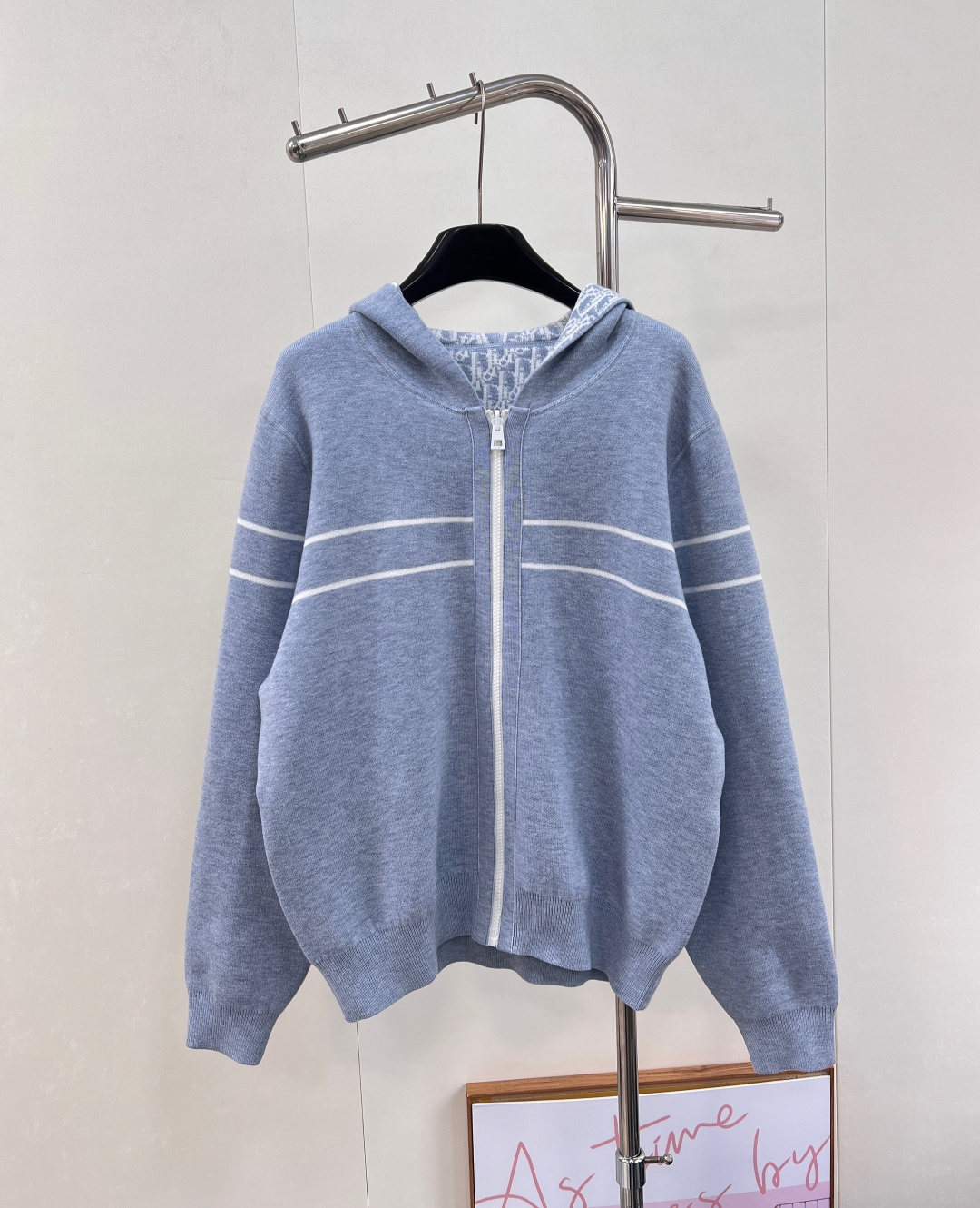 NO:607052,Purchasing agent level DIOR presbyopic double-sided blue and white hooded jacket. The perfect fusion of classics and innovation, DIOR double-sided presbyopic cashmere knitted cardigan jacket redefines elegance and practicality. Selected top-grade cashmere material, soft and delicate touch, light and warm, giving the wearer the ultimate comfortable experience. Selected cashmere wool fabric double-sided German imported machine jacquard craftsmanship You can tell at a glance how advanced it is!  One side is decorated with DIOR's iconic presbyopia pattern, which is classic and luxurious, full of luxury and high-end style!  The other side is pure and simple, low-key and restrained. One jacket, two styles, easy to switch to meet the dressing needs of different occasions. The entire fabric is made of jacquard technology on the inside and can be worn on both sides. The jacquard texture technology of letters on the reverse side is two weaves in one. It is extremely difficult!  Domestic machines simply can't make goods that weak factories can't make. Customized molded double-sided zippers, you can mix and match at will to recreate the classic!  Same style for men and women. When the classic Oblique presbyopia meets the clear sky blue. This absolutely non-discriminating, eye-catching and slimming fashionable artifact!  It looks good on anyone!  The blue and white color scheme is refreshing and high-end. Large quantities are now available. All sizes are ready for shipment in seconds!  Babies like it, size sml code, dior, jackets & coats, hats, alexander wang19860909代购级别 DIOR 老花双面穿蓝白连帽外套 经典与创新的完美融合,DIOR双面穿老花羊绒针织开衫外套,重新定义优雅与实用.精选顶级羊绒材质,触感柔软细腻,轻盈保暖,赋予穿着者极致的舒适体验.  甄选羊绒羊毛面料 双面德国进口机提花工艺 多高级一眼就能看出了！ 一面饰以DIOR标志性老花图案,经典奢华,满档奢华高逼格！另一面纯色简约,低调内敛.一件外套,两种风格,轻松切换,满足不同场合的穿搭需求.  整衣面料采用内里提花工艺 双面可穿哦 反面字母提花织纹工艺 一体两织 难度超高！国内的机器根本做不来没有实力的厂做不了的货 定制开模的双面拉链,随意搭配,经典再现！男女同款 当经典Oblique老花,邂逅清澈如洗的天蓝色. 这件绝对不挑人、妥妥的吸睛显瘦时髦神器！谁穿都好看！ 蓝白配色清爽又高级 大货已出啦 全码现货秒发！宝宝们喜欢的来 尺码sml 编码,,dior,jackets & coats,hats,alexander wang,Women's clothing