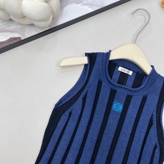 🆕Loewe 2025 新款女装无袖针织背心,极简线条里的优雅宣言,极简设计邂逅高级质感,Ll以宽罗纹工 🆕Loewe 2025 新款女装无袖针织背心,极简线条里的优雅宣言,极简设计邂逅高级质感,Ll以宽罗纹工