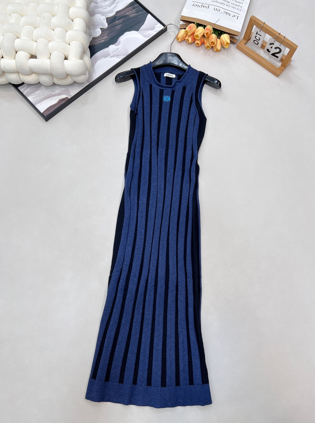 NO:607040,Loewe's new letter-embroidered sleeveless mid-length skirt has an elegant figure in the rhythm of knitting. When knitting technology meets minimalist design, this sleeveless mid-length skirt becomes a 'concrete expression' of elegant style.  It is made of lightweight elastic wide rib knitted fabric, with a soft and waxy texture that fits the body shape without any sense of restraint. The sleeveless tailoring not only releases the casual charm, but also quietly outlines the waist curve. When walking, the drape of the fabric is intertwined with the elastic properties, making every step hide the secret of 'looking taller and slimmer'. The classic blue and black vertical stripes lay out the visual rhythm, and the exquisite brand embroidery on the chest is a low-key seal of light texture, luxury Loewe  The attention to detail is fully demonstrated. It is a smart choice to wear with a suit jacket in the workplace, a gentle look to wear alone on a date, and a style tool to layer with a windbreaker for daily outings - a long skirt, in various scenes, so that you can become the focus of the crowd with a Loewe-style elegant posture in every appearance. Three standards are complete, and large quantities are shipped. Size sml code L,, loewe, skirts, jackets & coats, business  suit,alexander wang19860909Loewe 新款字母刺绣无袖中长裙针织韵律里的优雅身姿,当针织工艺邂逅极简设计,这款无袖中长裙便成了优雅风格的“具象表达”. 采用轻质弹力宽罗纹针织面料,柔糯质感贴合身形却无束缚感,无袖剪裁在释放随性魅力的同时,悄然勾勒出腰身曲线——行走间,面料的垂坠感与弹力属性交织,让每一步都藏着“显高显瘦”的小心机.经典蓝黑竖条纹铺陈出视觉韵律,胸前精致品牌刺绣则是轻奢质感的低调印章,将 Loewe 对细节的考究尽数展现. 它是职场里搭配西装外套的干练选择,是约会时单穿的温柔模样,亦是日常出街与风衣叠搭的风格利器——一件长裙,多种场景,让你在每一次亮相中,都能以 Loewe 式的优雅身姿,成为人群中的质感焦点.三标齐全,大货出 尺码sml 编码L,,loewe,skirts,jackets & coats,business suit,alexander wang,Women's clothing