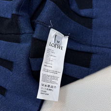 🆕Loewe 新款字母刺绣无袖中长裙针织韵律里的优雅身姿,当针织工艺邂逅极简设计,这款无袖中长裙便成了优 🆕Loewe 新款字母刺绣无袖中长裙针织韵律里的优雅身姿,当针织工艺邂逅极简设计,这款无袖中长裙便成了优