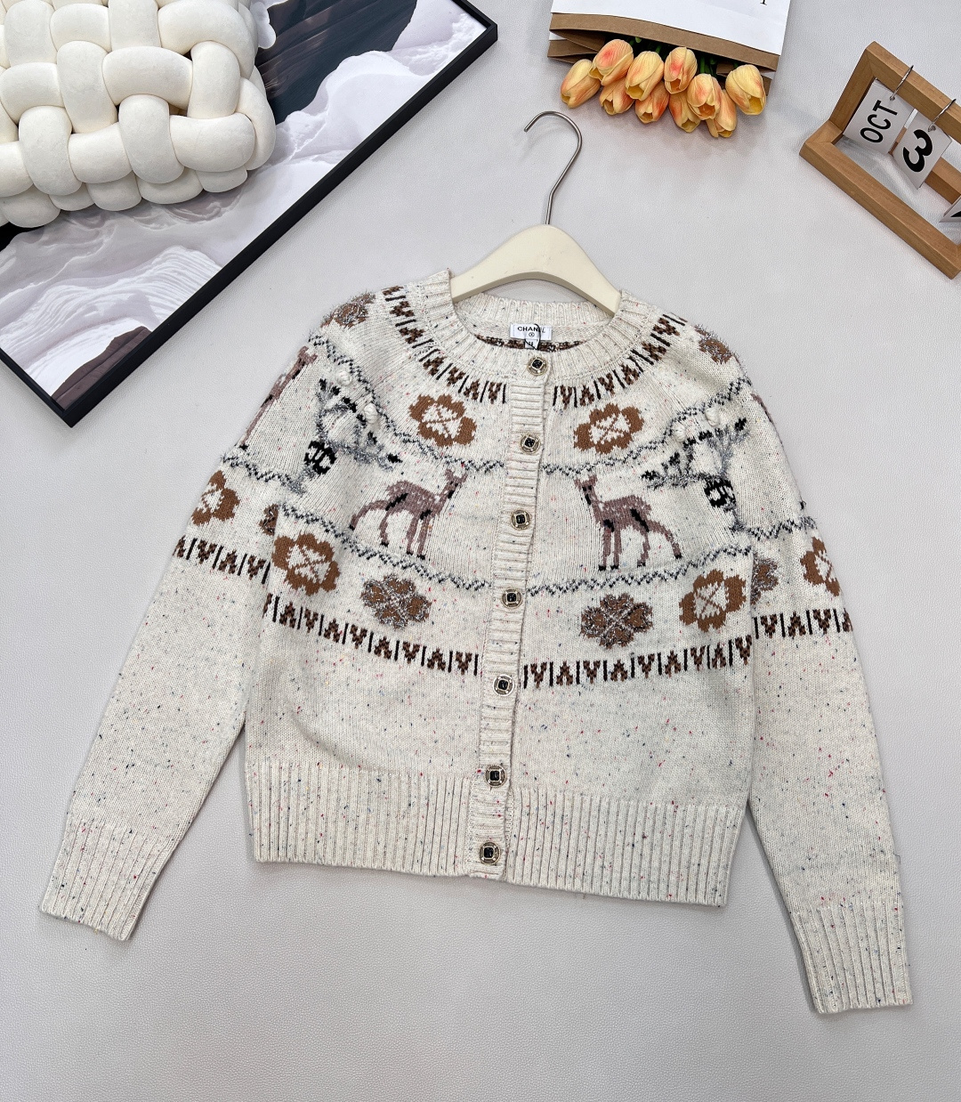 NO:608039,25N｜Chanel Ski Series Elk Christmas Tree Round Neck Cardigan Customized high-grade cashmere multi-color yarn fabric The whole dress has a super heavy-duty design. The embellishment of elk and Christmas trees on the upper body has a very winter atmosphere. The cuffs have a color-blocking design to keep warm and comfortable. The lower left corner is decorated with snowflake pattern hardware accessories. It is perfect for wearing alone or layered. It is a must-have item in the winter wardrobe!  The off-white cashmere bottom is as soft as freshly fallen snow. The patterns of elk and Christmas trees are playful and retro. It feels like you can hear the ringing of bells deep in the forest. Whether it is a candlelight dinner on Christmas Eve or an afternoon tea by the fire during winter vacation, it is the perfect atmospheric item. Pair it with a velvet skirt or directly use it as an après-ski blouse. Every detail exudes effortless elegance. 'Elks will get lost, but your style will not.' Size sml  Coding H,,chanel,skirts,alexander wang1986090925N｜Chanel滑雪系列 麋鹿圣诞树圆领开衫 定制高级羊绒多色纱线面料 整件衣服超级重工的设计 上半衣身麋鹿与圣诞树的点缀超有冬日氛围感 袖口出做了拼色设计保暖又舒适 左下角饰有雪花图案五金配饰 超适合单穿或叠穿是冬季衣橱必备单品！ 米白色的羊绒底 像刚落下的新雪一样柔软 麋鹿和圣诞树的图案俏皮又复古 仿佛能听到森林深处的铃铛声 无论是平安夜的烛光晚餐 还是冬日度假的围炉下午茶 它都是最完美的氛围感单品 搭配丝绒长裙或直接当滑雪后的罩衫 每一处细节都散发着毫不费力的优雅 「 麋鹿会迷路,但你的风格不会 」 尺码sml 编码H,,chanel,skirts,alexander wang,Women's clothing