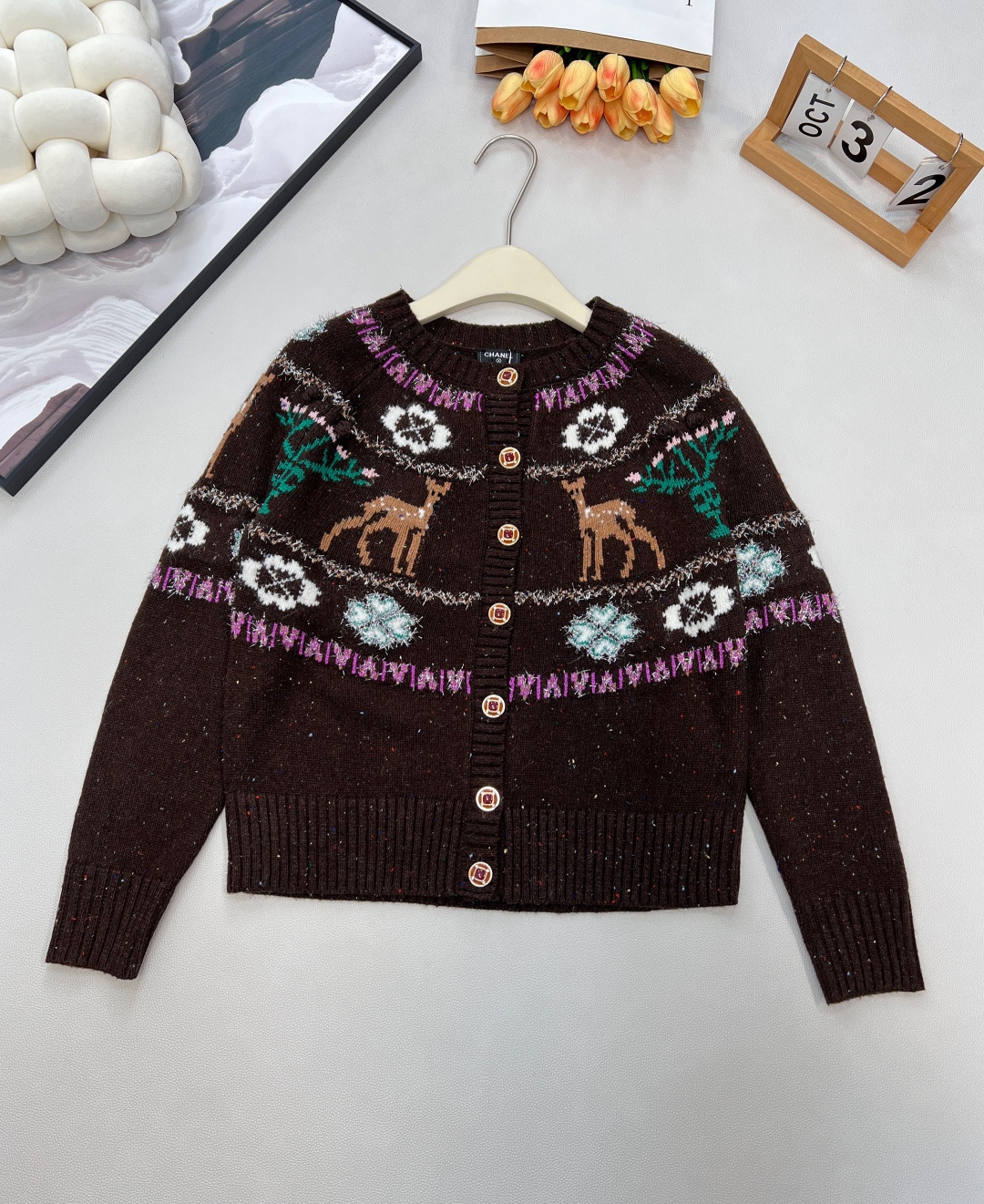 NO:608029,25N｜Chanel Ski Series Elk Christmas Tree Round Neck Cardigan Customized high-grade cashmere multi-color yarn fabric The whole dress has a super heavy-duty design. The embellishment of elk and Christmas trees on the upper body has a very winter atmosphere. The cuffs have a color-blocking design to keep warm and comfortable. The lower left corner is decorated with snowflake pattern hardware accessories. It is perfect for wearing alone or layered. It is a must-have item in the winter wardrobe!  The off-white cashmere bottom is as soft as freshly fallen snow. The patterns of elk and Christmas trees are playful and retro. It feels like you can hear the ringing of bells deep in the forest. Whether it is a candlelight dinner on Christmas Eve or an afternoon tea by the fire during winter vacation, it is the perfect atmospheric item. Pair it with a velvet skirt or directly use it as an après-ski blouse. Every detail exudes effortless elegance. 'Elks will get lost, but your style will not.' Size sml  coding,,chanel,skirts,alexander wang1986090925N｜Chanel滑雪系列 麋鹿圣诞树圆领开衫 定制高级羊绒多色纱线面料 整件衣服超级重工的设计 上半衣身麋鹿与圣诞树的点缀超有冬日氛围感 袖口出做了拼色设计保暖又舒适 左下角饰有雪花图案五金配饰 超适合单穿或叠穿是冬季衣橱必备单品！ 米白色的羊绒底 像刚落下的新雪一样柔软 麋鹿和圣诞树的图案俏皮又复古 仿佛能听到森林深处的铃铛声 无论是平安夜的烛光晚餐 还是冬日度假的围炉下午茶 它都是最完美的氛围感单品 搭配丝绒长裙或直接当滑雪后的罩衫 每一处细节都散发着毫不费力的优雅 「 麋鹿会迷路,但你的风格不会 」 尺码sml 编码,,chanel,skirts,alexander wang,Women's clothing