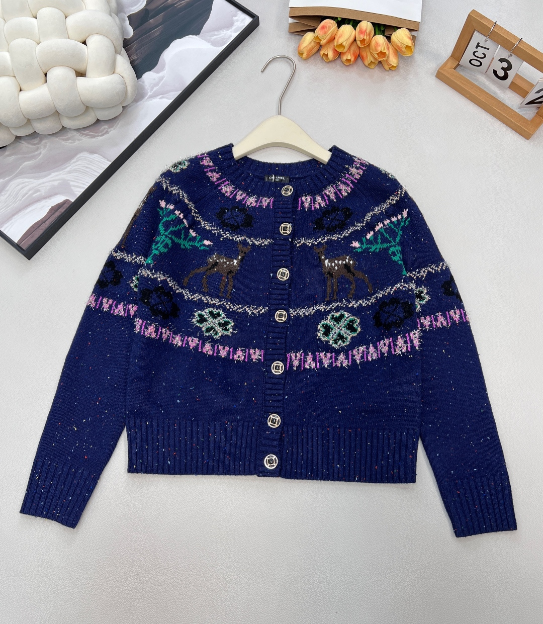 NO:608019,25N｜Chanel Ski Series Elk Christmas Tree Round Neck Cardigan Customized high-grade cashmere multi-color yarn fabric The whole dress has a super heavy-duty design. The embellishment of elk and Christmas trees on the upper body has a very winter atmosphere. The cuffs have a color-blocking design to keep warm and comfortable. The lower left corner is decorated with snowflake pattern hardware accessories. It is perfect for wearing alone or layered. It is a must-have item in the winter wardrobe!  The off-white cashmere bottom is as soft as freshly fallen snow. The patterns of elk and Christmas trees are playful and retro. It feels like you can hear the ringing of bells deep in the forest. Whether it is a candlelight dinner on Christmas Eve or an afternoon tea by the fire during winter vacation, it is the perfect atmospheric item. Pair it with a velvet skirt or directly use it as an après-ski blouse. Every detail exudes effortless elegance. 'Elks will get lost, but your style will not.' Size sml  coding,,chanel,skirts,alexander wang1986090925N｜Chanel滑雪系列 麋鹿圣诞树圆领开衫 定制高级羊绒多色纱线面料 整件衣服超级重工的设计 上半衣身麋鹿与圣诞树的点缀超有冬日氛围感 袖口出做了拼色设计保暖又舒适 左下角饰有雪花图案五金配饰 超适合单穿或叠穿是冬季衣橱必备单品！ 米白色的羊绒底 像刚落下的新雪一样柔软 麋鹿和圣诞树的图案俏皮又复古 仿佛能听到森林深处的铃铛声 无论是平安夜的烛光晚餐 还是冬日度假的围炉下午茶 它都是最完美的氛围感单品 搭配丝绒长裙或直接当滑雪后的罩衫 每一处细节都散发着毫不费力的优雅 「 麋鹿会迷路,但你的风格不会 」 尺码sml 编码,,chanel,skirts,alexander wang,Women's clothing