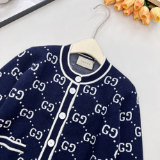 🆕GUCCI新款双G撞色长袖开衫,蓝白菱格交织,当GUCCI经典双G邂逅定染蓝白纱线,这件长袖开衫便成了 🆕GUCCI新款双G撞色长袖开衫,蓝白菱格交织,当GUCCI经典双G邂逅定染蓝白纱线,这件长袖开衫便成了