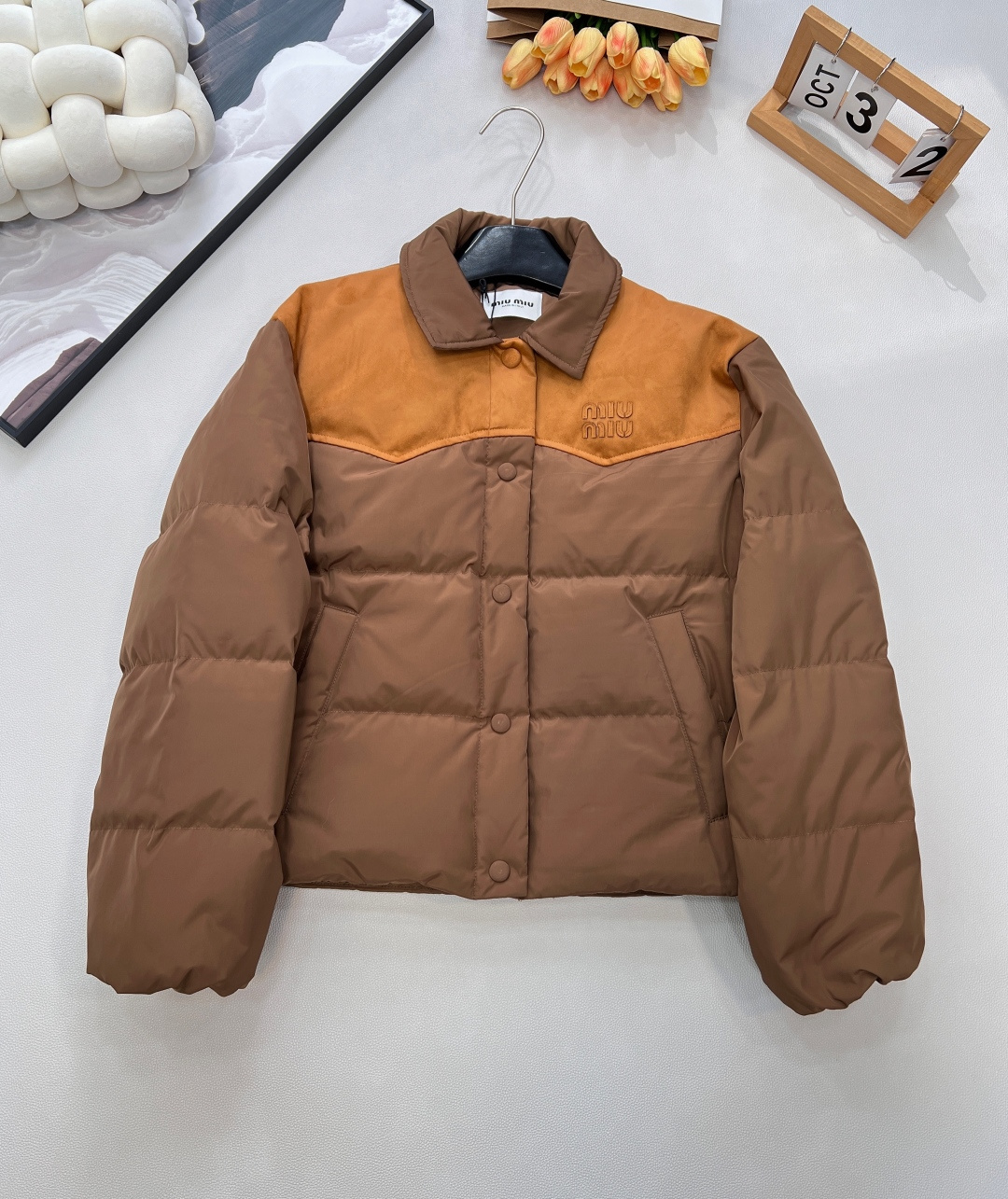 NO:608070,Comes with dust bag Miumiu2025 new style down jacket with contrasting lapels and stitching, customized YB imported windproof and waterproof nylon material, white goose down filling lining, the whole piece is light and warm, fashionable down jacket with lapels, warm and not bulky, more wearable. Rectangular embossed processing, chest and shoulders are divided up and down, using contrasting colors to create layers, combined with letter logos, showing high-end taste, highlighting brand style, fashionable and western style. Customized surface accessories  , complete three standards, two colors, size sml code, miumiu, jackets & coats, down jacket, alexander wang19860909配防尘袋 Miumiu2025新款翻领拼接撞色羽绒外套,定制YB进口防风防水尼龙材质,白鹅绒填充内里,整件轻盈保暖,翻领时尚羽绒外套,暖和不显臃肿,穿搭性更强.长方格压纹处理,胸前肩膀划分上下,利用撞色打造层次,配合字母徽标,呈现高级品味,彰显品牌格调,穿搭时尚洋气.定制面辅料 ,三标齐全,两色出 尺码sml 编码,,miumiu,jackets & coats,down jacket,alexander wang,Women's clothing