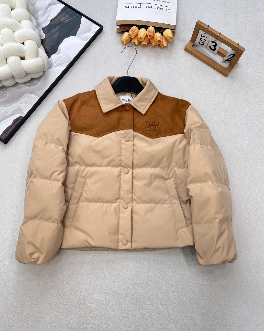 NO:608063,Comes with dust bag Miumiu2025 new style down jacket with contrasting lapels and stitching, customized YB imported windproof and waterproof nylon material, white goose down filling lining, the whole piece is light and warm, fashionable down jacket with lapels, warm and not bulky, more wearable. Rectangular embossed processing, chest and shoulders are divided up and down, using contrasting colors to create layers, combined with letter logos, showing high-end taste, highlighting brand style, fashionable and western style. Customized surface accessories  , complete three standards, two colors, size sml code, miumiu, jackets & coats, down jacket, alexander wang19860909配防尘袋 Miumiu2025新款翻领拼接撞色羽绒外套,定制YB进口防风防水尼龙材质,白鹅绒填充内里,整件轻盈保暖,翻领时尚羽绒外套,暖和不显臃肿,穿搭性更强.长方格压纹处理,胸前肩膀划分上下,利用撞色打造层次,配合字母徽标,呈现高级品味,彰显品牌格调,穿搭时尚洋气.定制面辅料 ,三标齐全,两色出 尺码sml 编码,,miumiu,jackets & coats,down jacket,alexander wang,Women's clothing