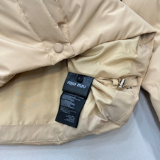 🆕Miumiu2025新款翻领拼接撞色羽绒外套,定制YB进口防风防水尼龙材质,白鹅绒填充内里,整件轻盈保 🆕Miumiu2025新款翻领拼接撞色羽绒外套,定制YB进口防风防水尼龙材质,白鹅绒填充内里,整件轻盈保