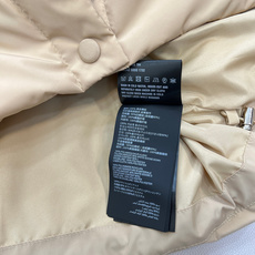 🆕Miumiu2025新款翻领拼接撞色羽绒外套,定制YB进口防风防水尼龙材质,白鹅绒填充内里,整件轻盈保 🆕Miumiu2025新款翻领拼接撞色羽绒外套,定制YB进口防风防水尼龙材质,白鹅绒填充内里,整件轻盈保