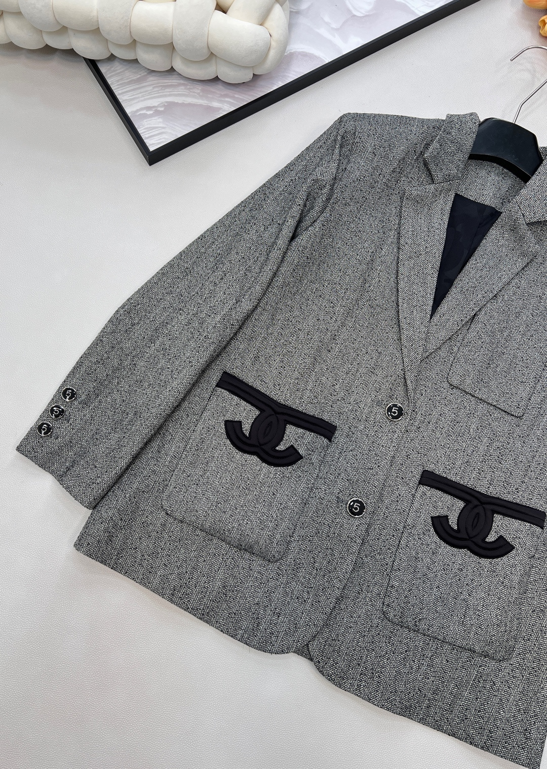 🆕CHANEL新款小香风撞色口袋LOGO包边中长款西服外套，定制的西服面料。复古与摩登的优雅交响，这款小