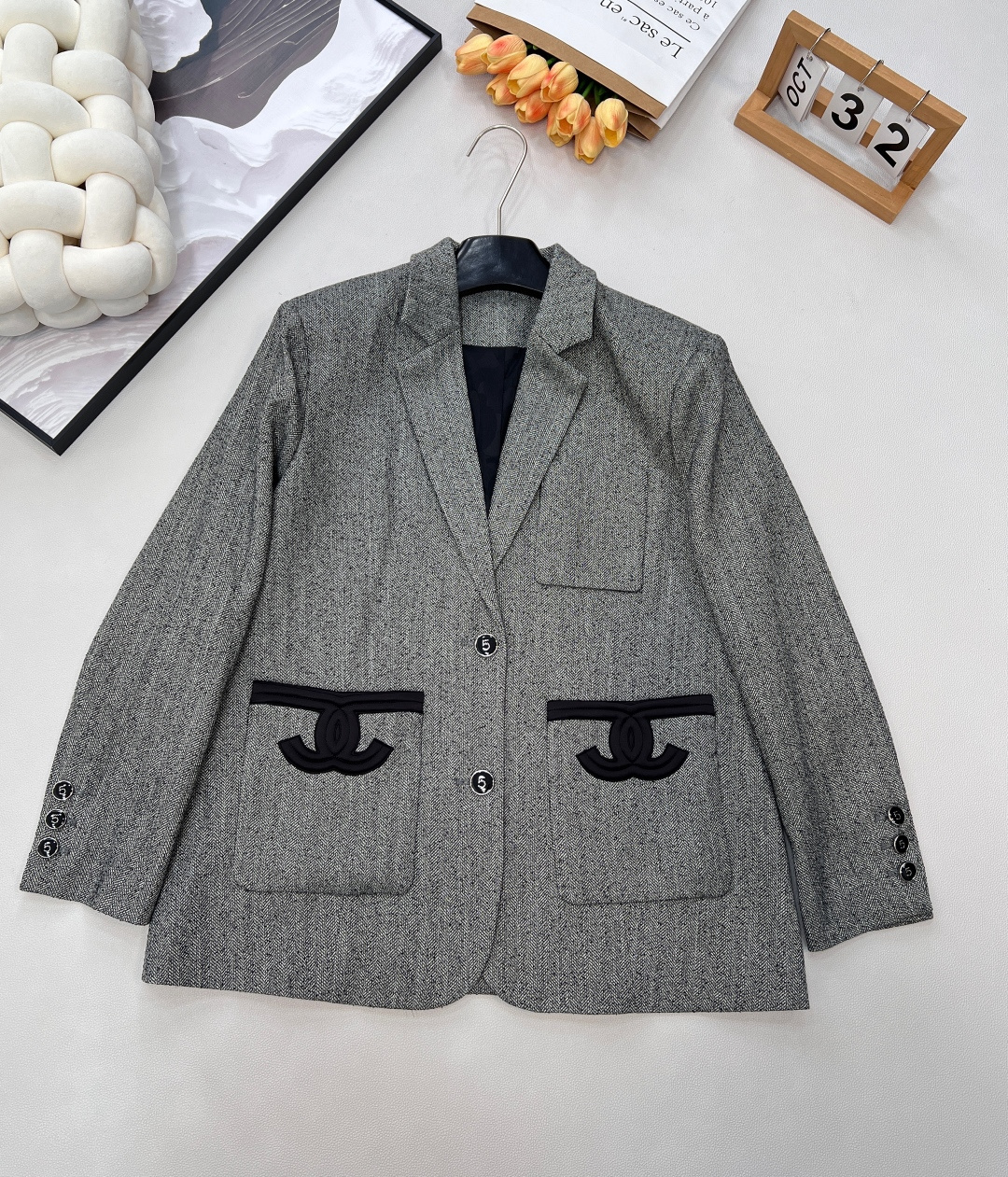 NO:608921,CHANEL's new Xiaoxiangfeng contrast pocket LOGO hemmed mid-length suit jacket, customized suit fabric. An elegant symphony of retro and modernity, this Xiaoxiangfeng contrast pocket LOGO hemmed mid-length suit jacket redefines the workplace and daily wear style with an effortless sense of luxury. Design highlights are instantly recognizable - the iconic contrast pockets and black leather hemming outline the brand's classic double C  The LOGO forms a strong visual impact on the mottled gray tweed fabric, and the retro tone is infused with a modern edge. Every time you raise your hand and turn around, it is a silent declaration of style. - The mid-length and neat silhouette is loose but not procrastinating. It cleverly modifies the body lines and is friendly to all body types. It can not only create the casualness of 'the bottom is missing', but also can be paired with a skirt to demonstrate French elegance. -  Exquisite details control the ecstasy. The single-row 5-number double-button design is simple and elegant. The single-sided patch pocket on the chest adds a sense of layering. Every trace is hidden with ingenuity, engraving 'low-key luxury' into the gene. The inner jacquard lining has an invisible quality ambition,  Don't ignore the careful details inside - the custom jacquard lining has a delicate and silky touch, which not only improves wearing comfort, but also reveals the high-end texture inadvertently. The delicate texture that is faintly visible when walking is the wearer's private texture code, making you 'refined to the core' from the inside to the outside. Three standards are complete, and large quantities are shipped. Size sml code H,, chanel, skirts, jackets & coats, alexander wang19860909CHANEL新款小香风撞色口袋LOGO包边中长款西服外套,定制的西服面料.复古与摩登的优雅交响,这款小香风撞色口袋LOGO包边中长款西服外套,以毫不费力的高级感,重新定义职场与日常的穿搭格调. 设计亮点一眼沦陷的辨识度 - 标志性撞色口袋黑色皮质包边勾勒出品牌经典双C LOGO,在杂灰色粗花呢面料上形成强烈视觉冲击,复古腔调中注入摩登锋芒,每一次抬手转身,都是风格的无声宣言. - 中长款利落廓形宽松却不拖沓的剪裁,巧妙修饰身形线条,对各种身材友好,既能打造“下衣失踪”的随性,也能搭配半裙演绎法式优雅. - 精致细节控狂喜单排5数字双扣设计简约大气,胸口单侧贴袋增添层次感,每一处走线都藏着匠心,将“低调的奢华”刻进基因里. 内里提花里衬看不见的品质野心, 别忽略内里的小心机——定制提花里衬,触感细腻丝滑,不仅提升穿着舒适度,更在不经意间流露高级质感.行走间若隐若现的精致纹理,是属于穿搭者的私密质感暗号,让你从内到外都“精致到骨子里”.三标齐全,大货出 尺码sml 编码H,,chanel,skirts,jackets & coats,alexander wang,Women's clothing