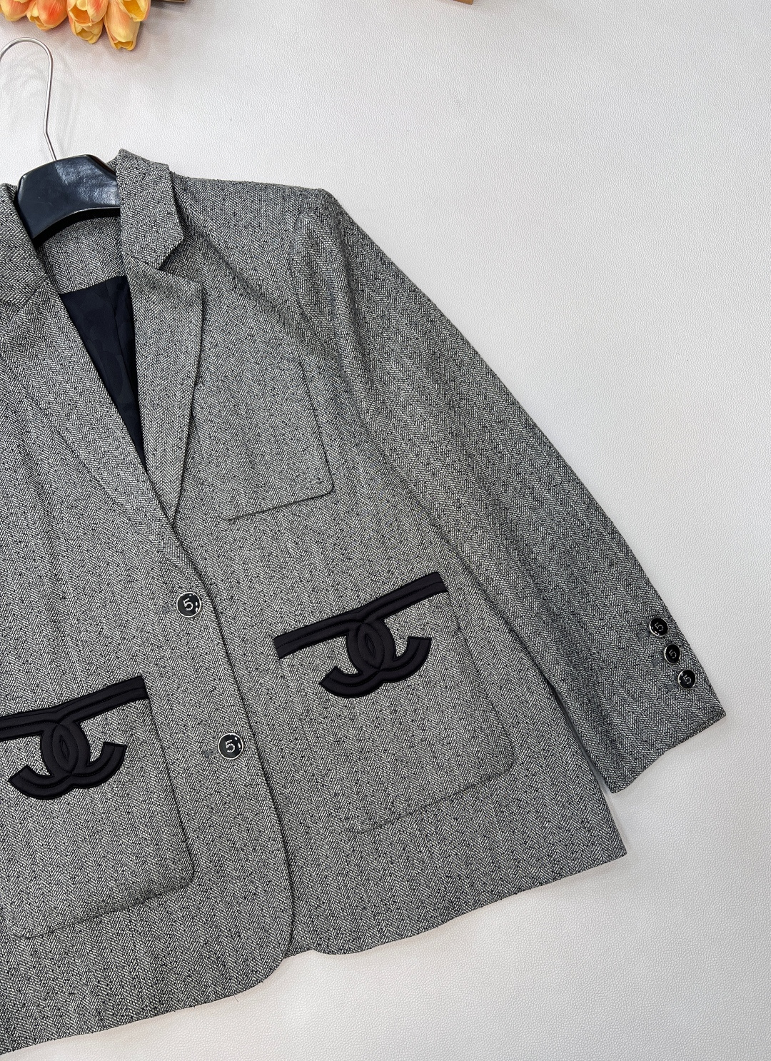 🆕CHANEL新款小香风撞色口袋LOGO包边中长款西服外套，定制的西服面料。复古与摩登的优雅交响，这款小