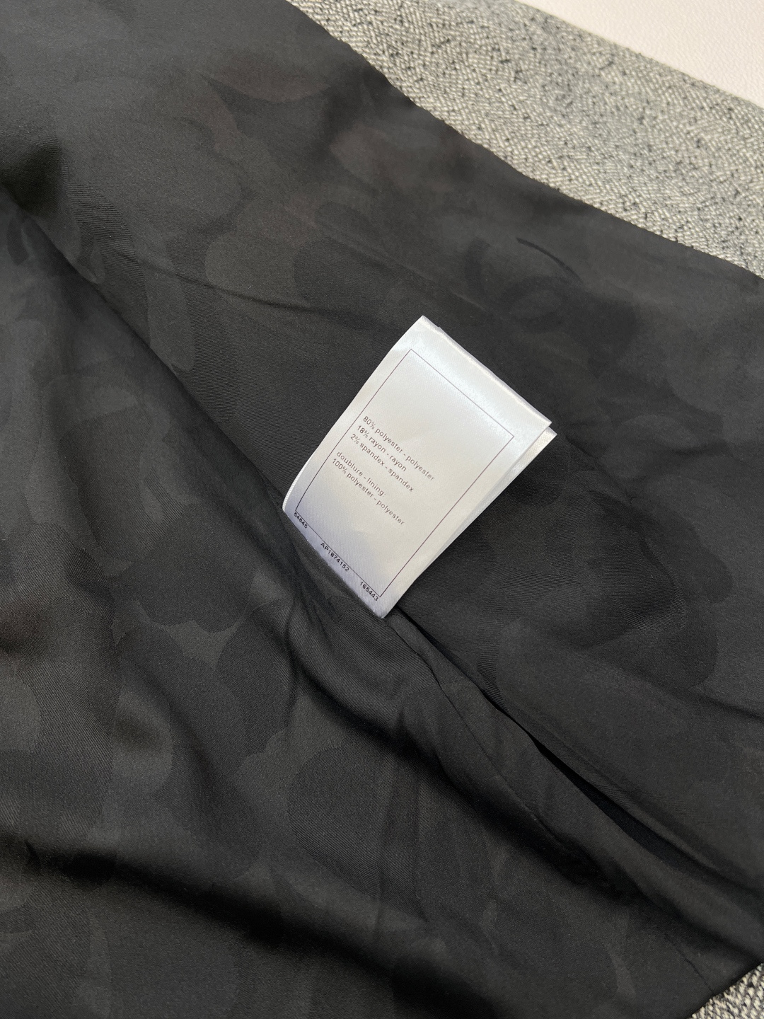 🆕CHANEL新款小香风撞色口袋LOGO包边中长款西服外套，定制的西服面料。复古与摩登的优雅交响，这款小