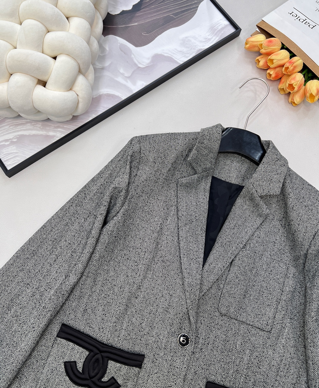 🆕CHANEL新款小香风撞色口袋LOGO包边中长款西服外套，定制的西服面料。复古与摩登的优雅交响，这款小