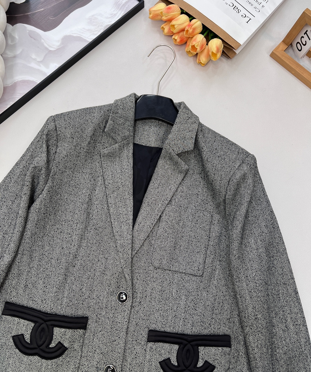🆕CHANEL新款小香风撞色口袋LOGO包边中长款西服外套，定制的西服面料。复古与摩登的优雅交响，这款小