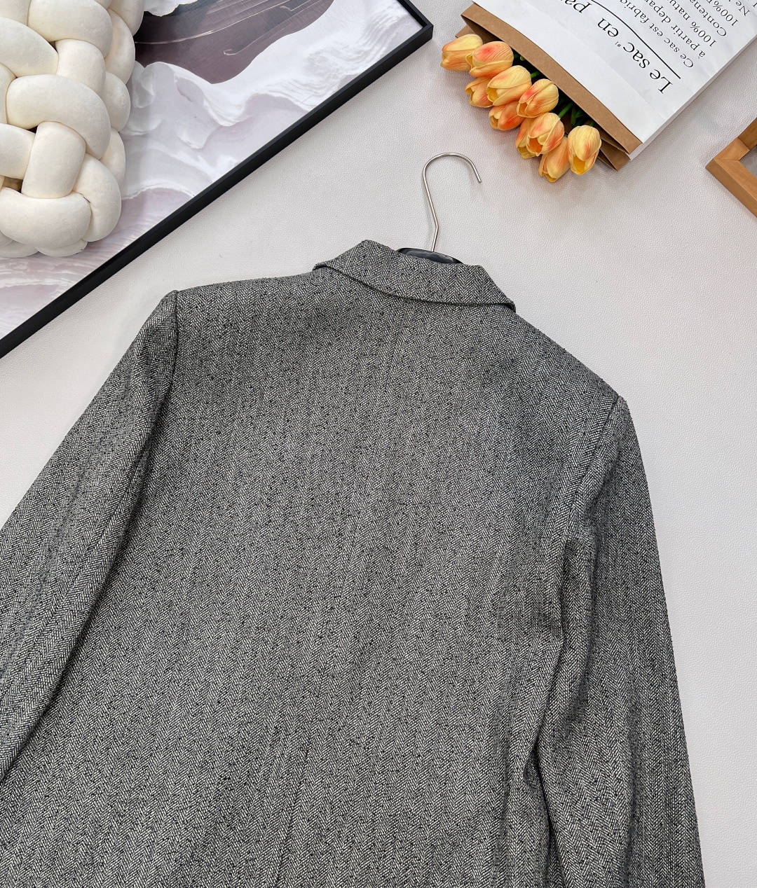 🆕CHANEL新款小香风撞色口袋LOGO包边中长款西服外套，定制的西服面料。复古与摩登的优雅交响，这款小