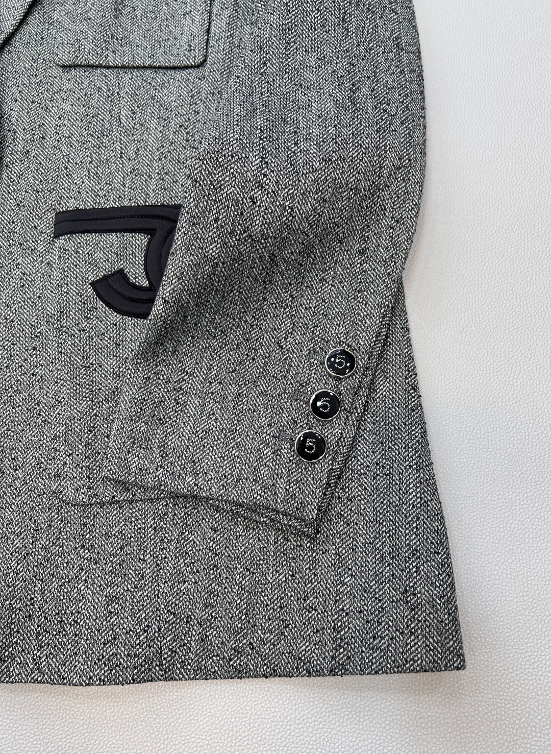 🆕CHANEL新款小香风撞色口袋LOGO包边中长款西服外套，定制的西服面料。复古与摩登的优雅交响，这款小