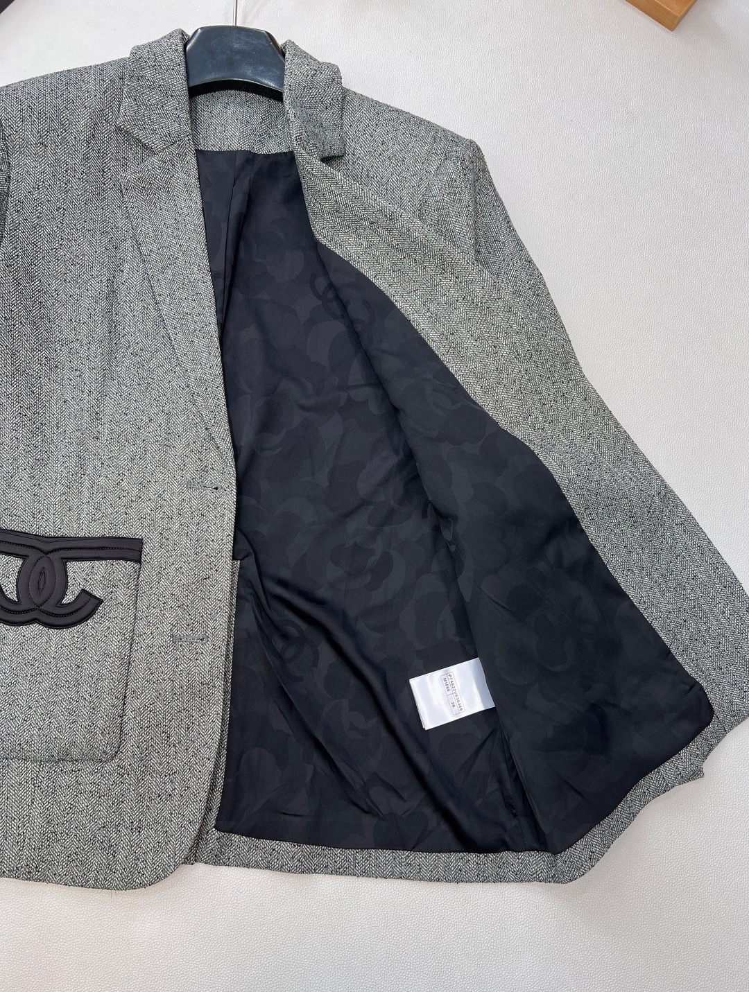 🆕CHANEL新款小香风撞色口袋LOGO包边中长款西服外套，定制的西服面料。复古与摩登的优雅交响，这款小