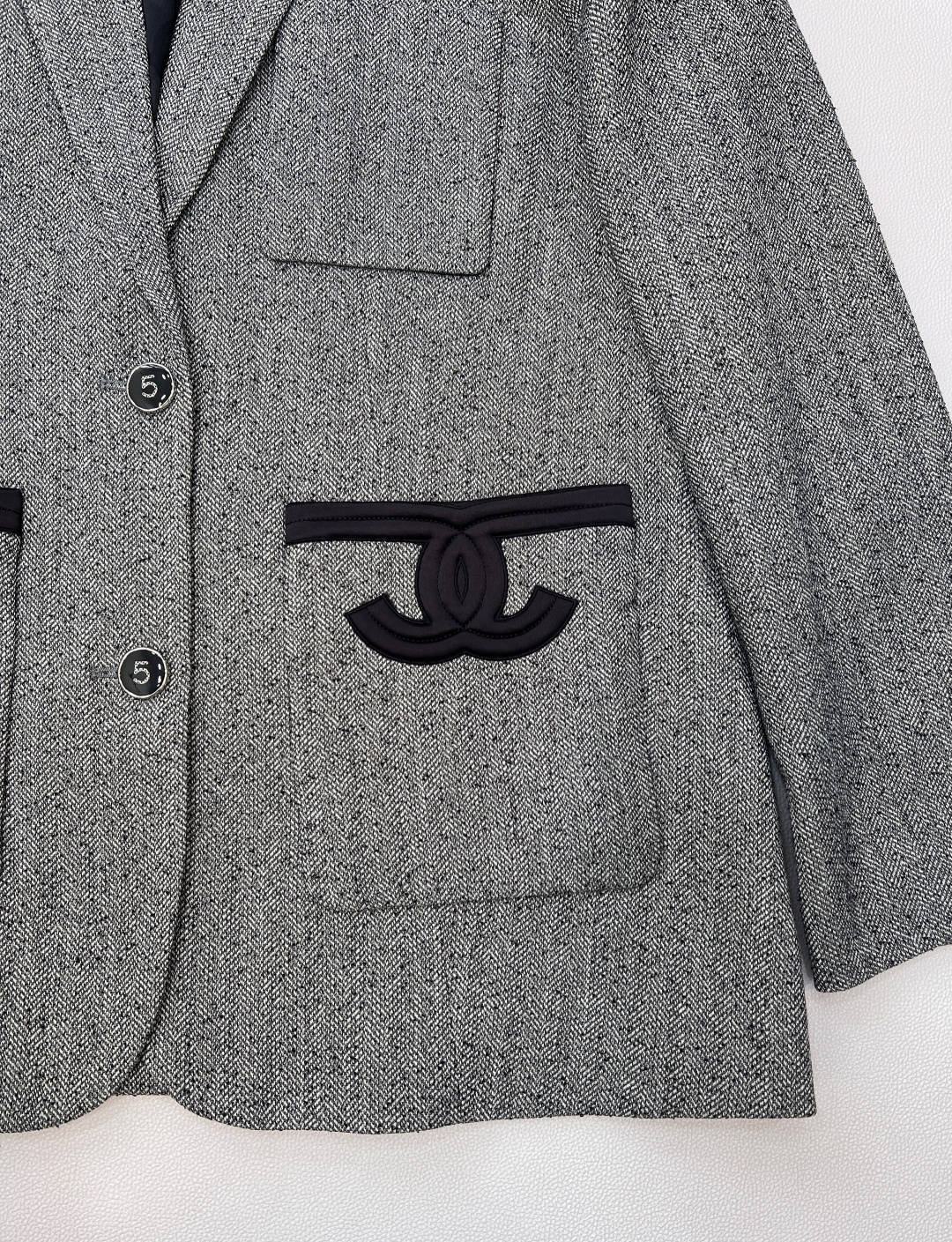 🆕CHANEL新款小香风撞色口袋LOGO包边中长款西服外套，定制的西服面料。复古与摩登的优雅交响，这款小