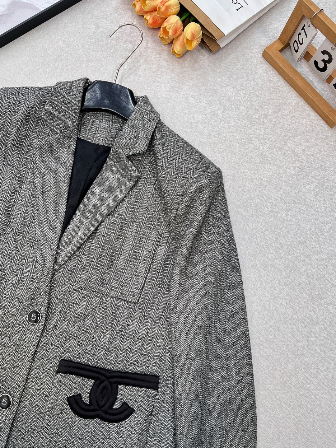 🆕CHANEL新款小香风撞色口袋LOGO包边中长款西服外套，定制的西服面料。复古与摩登的优雅交响，这款小