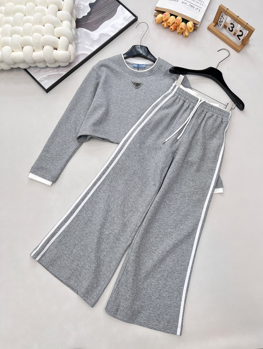 NO:608881,PRADA triangle logo beaded patch fake two-piece drawstring short long-sleeved wide-leg casual pants suit unlocks Italian relaxation and defines contemporary modernity. Combed cotton fabric is warm and skin-friendly. The color-blocked fake two-piece design increases the layering of the clothes. Pair it with a series of casual pants. You can go out lazily and relaxedly. Short tailoring, cleverly optimize the proportions. Paired with drapey wide-leg pants, it brings a cool aura when you step. Advanced lazy style and unobtrusive fit  The upper body is slim and slim. The imported pure cotton fabric is comfortable and skin-friendly. It is very easy to wear. No worries about matching. It is very necessary for daily outings. With a relaxed posture, control the urban modernity and show effortless fashion. A suit that is both practical and high-end, showing extraordinary taste in a low-key manner. Complete with three standards, one set comes in size sml and one set is coded P,, prada, alexander wang19860909PRADA 三角标钉珠贴布假两件抽绳短款长袖阔腿休闲裤套装 解锁意式松弛感,定义当代摩登 精梳棉面料,温暖又亲肤,拼色假两件设计增加衣服的层次感, 搭配系列休闲裤 慵懒松弛即可出门 短款剪裁,巧妙优化比例.搭配垂坠感阔腿裤,步履间带动飒爽气场. 高级慵懒风 版型不挑人 上身巨显瘦 进口纯棉面料舒适亲肤非常好穿 一套搭配无烦恼 日常出街太需要了 以松弛的姿态,驾驭都市摩登,展现不费力的时髦.一套兼具实穿度与高级感的套装,于低调中彰显不凡品味.三标齐全,一套出 尺码sml 一套编码P,,prada,alexander wang,Women's clothing