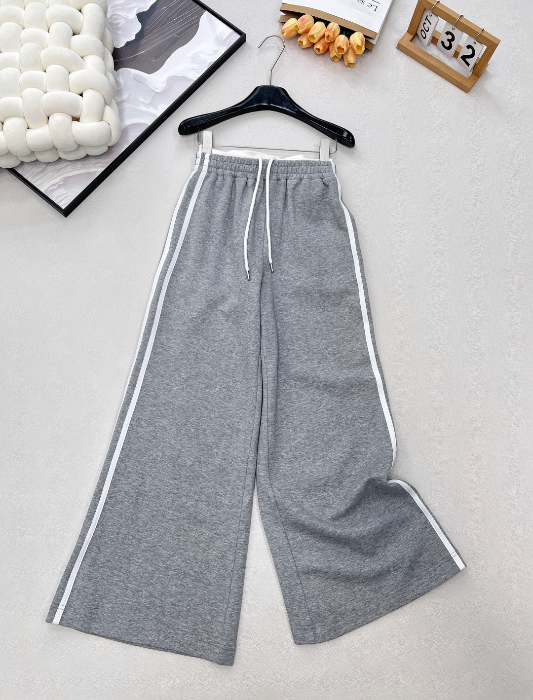 NO:608877,PRADA triangle logo beaded patch fake two-piece drawstring short long-sleeved wide-leg casual pants suit unlocks Italian relaxation and defines contemporary modernity. Combed cotton fabric is warm and skin-friendly. The color-blocked fake two-piece design increases the layering of the clothes. Pair it with a series of casual pants. You can go out lazily and relaxedly. Short tailoring, cleverly optimize the proportions. Paired with drapey wide-leg pants, it brings a cool aura when you step. Advanced lazy style and unobtrusive fit  The upper body is slim and slim. The imported pure cotton fabric is comfortable and skin-friendly. It is very easy to wear. No worries about matching. It is very necessary for daily outings. With a relaxed posture, control the urban modernity and show effortless fashion. A suit that is both practical and high-end, showing extraordinary taste in a low-key manner. Complete with three standards, one set comes in size sml and one set is coded P,, prada, alexander wang19860909PRADA 三角标钉珠贴布假两件抽绳短款长袖阔腿休闲裤套装 解锁意式松弛感,定义当代摩登 精梳棉面料,温暖又亲肤,拼色假两件设计增加衣服的层次感, 搭配系列休闲裤 慵懒松弛即可出门 短款剪裁,巧妙优化比例.搭配垂坠感阔腿裤,步履间带动飒爽气场. 高级慵懒风 版型不挑人 上身巨显瘦 进口纯棉面料舒适亲肤非常好穿 一套搭配无烦恼 日常出街太需要了 以松弛的姿态,驾驭都市摩登,展现不费力的时髦.一套兼具实穿度与高级感的套装,于低调中彰显不凡品味.三标齐全,一套出 尺码sml 一套编码P,,prada,alexander wang,Women's clothing