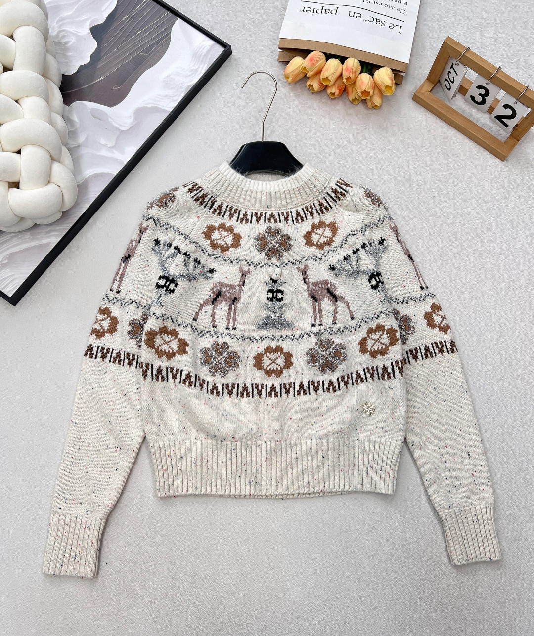 NO:608869,Chanel2025 new heavy-duty crochet round-neck pullover sweater, 25coco Christmas ski series #customized YB cashmere knitted material, high-quality texture, comfortable and soft, round-neck long-sleeved sweater, collar and cuffs threaded hemming echoes the hem, the ring neck is down to the chest, embellishment of Fair Isle  Nordic style crochet pattern, interspersed with the deer double C letter logo, echoing the rhinestone double C pin at the hem, highlighting the brand tone, cashmere knitted fabric, warm and comfortable, regular version, fashionable and fashionable, the first choice for various festival atmospheres, and the focus of the crowd. Complete with three standards, three colors are outstanding  Size sml code H7,,chanel,sweaters,alexander wang19860909Chanel2025新款重工钩花圆领套头毛衣,25coco圣诞滑雪系列#定制YB羊绒针织材质,质感高级,舒适柔软,圆领长袖毛衣,领口袖口螺纹包边与衣摆相呼应,环脖向下及胸位置,点缀费尔岛北欧风格的钩花图案,穿插小鹿双C字母徽标,与下摆水钻双C别针呼应,彰显品牌调性,羊绒针织面料,保暖舒适,常规版型,穿搭洋气时髦,接下来的各种节日氛围穿法首选,妥妥人群焦点.三标齐全,三色出 尺码sml 编码H7,,chanel,sweaters,alexander wang,Women's clothing