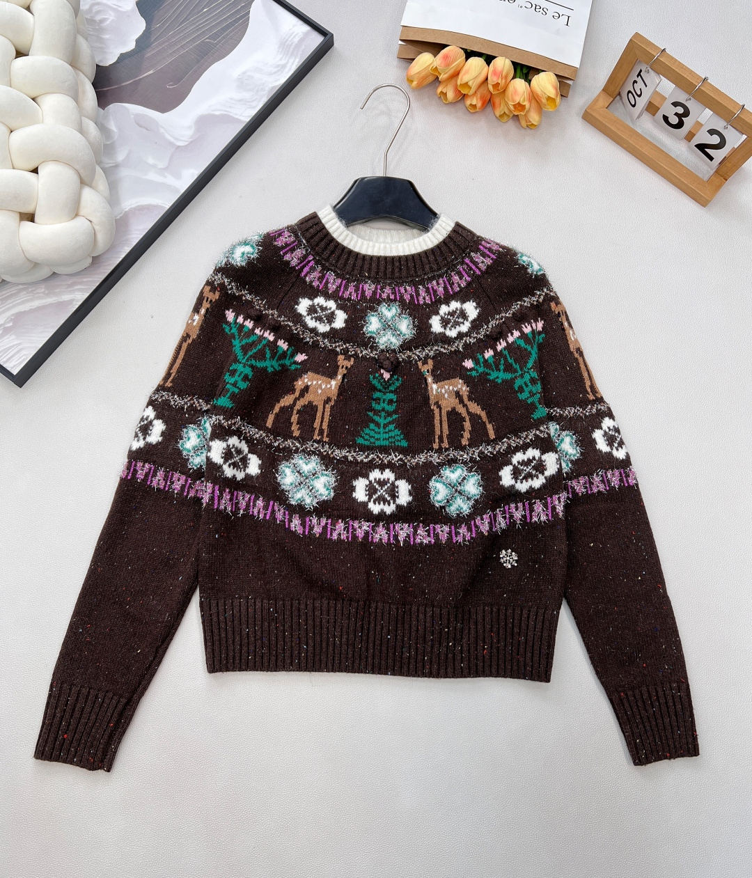 NO:608861,Chanel2025 new heavy-duty crochet round-neck pullover sweater, 25coco Christmas ski series #customized YB cashmere knitted material, high-quality texture, comfortable and soft, round-neck long-sleeved sweater, collar and cuffs threaded hemming echoes the hem, the ring neck is down to the chest, embellishment of Fair Isle  Nordic style crochet pattern, interspersed with the deer double C letter logo, echoing the rhinestone double C pin at the hem, highlighting the brand tone, cashmere knitted fabric, warm and comfortable, regular version, fashionable and fashionable, the first choice for various festival atmospheres, and the focus of the crowd. Complete with three standards, three colors are outstanding  Size sml code H,,chanel,sweaters,alexander wang19860909Chanel2025新款重工钩花圆领套头毛衣,25coco圣诞滑雪系列#定制YB羊绒针织材质,质感高级,舒适柔软,圆领长袖毛衣,领口袖口螺纹包边与衣摆相呼应,环脖向下及胸位置,点缀费尔岛北欧风格的钩花图案,穿插小鹿双C字母徽标,与下摆水钻双C别针呼应,彰显品牌调性,羊绒针织面料,保暖舒适,常规版型,穿搭洋气时髦,接下来的各种节日氛围穿法首选,妥妥人群焦点.三标齐全,三色出 尺码sml 编码H,,chanel,sweaters,alexander wang,Women's clothing