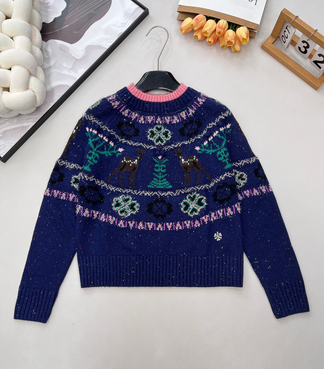 NO:608853,Chanel2025 new heavy-duty crochet round-neck pullover sweater, 25coco Christmas ski series #customized YB cashmere knitted material, high-quality texture, comfortable and soft, round-neck long-sleeved sweater, collar and cuffs threaded hemming echoes the hem, the ring neck is down to the chest, embellishment of Fair Isle  Nordic style crochet pattern, interspersed with the deer double C letter logo, echoing the rhinestone double C pin at the hem, highlighting the brand tone, cashmere knitted fabric, warm and comfortable, regular version, fashionable and fashionable, the first choice for various festival atmospheres, and the focus of the crowd. Complete with three standards, three colors are outstanding  Size sml code H,,chanel,sweaters,alexander wang19860909Chanel2025新款重工钩花圆领套头毛衣,25coco圣诞滑雪系列#定制YB羊绒针织材质,质感高级,舒适柔软,圆领长袖毛衣,领口袖口螺纹包边与衣摆相呼应,环脖向下及胸位置,点缀费尔岛北欧风格的钩花图案,穿插小鹿双C字母徽标,与下摆水钻双C别针呼应,彰显品牌调性,羊绒针织面料,保暖舒适,常规版型,穿搭洋气时髦,接下来的各种节日氛围穿法首选,妥妥人群焦点.三标齐全,三色出 尺码sml 编码H,,chanel,sweaters,alexander wang,Women's clothing