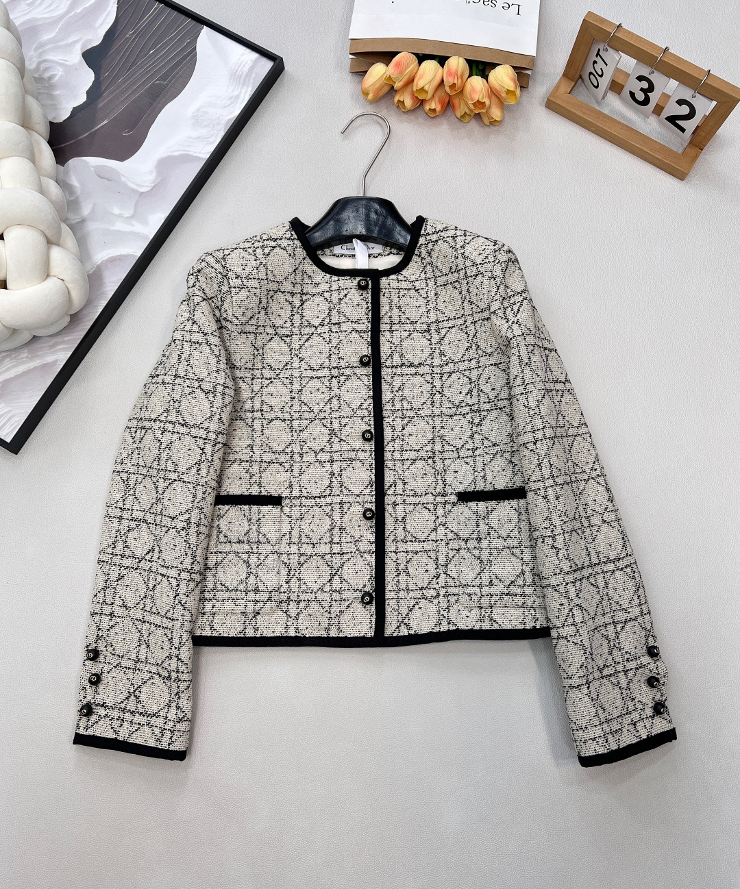 NO:608845,Dior Princess Diana cannage pattern classic box-shaped round neck blazer has an age-reducing temperament. The classic H-shaped upper body is slim and tall! Versatile and not picky, high-end black and white tones, French elegance! Customized YB imported material, glossy texture, comfortable and comfortable against the skin, slim suit with lapels, high-end solid color, with original custom-made placket, exquisite and elegant ready-to-wear, with a western style, very good for daily commuting. Age-reducing and exquisite details reflect quality. Elegant style, suitable for commuting and attending important occasions.  Customized surface accessories, look for the correct version, high version, big shipment ~ size sml code D, dior, jackets & coats, business suit, alexander wang19860909Dior 戴妃藤格纹经典箱型圆领西装小外套减龄气质经典H版型上身显瘦又高挑!百搭不挑人高级黑白调法式优雅气质!.定制YB进口材质 质感光泽 贴肤舒适垂顺翻领修身西服 高级纯色 搭配原版定做的襟扣,成衣精致优雅 气质洋气,日常出街通勤都去很不错 减龄又精致细节体现品质 优雅风格 通勤与出席重要场合都 定制面辅料 认准版本 高版本 大货出～ 尺码sml 编码D,,dior,jackets & coats,business suit,alexander wang,Women's clothing