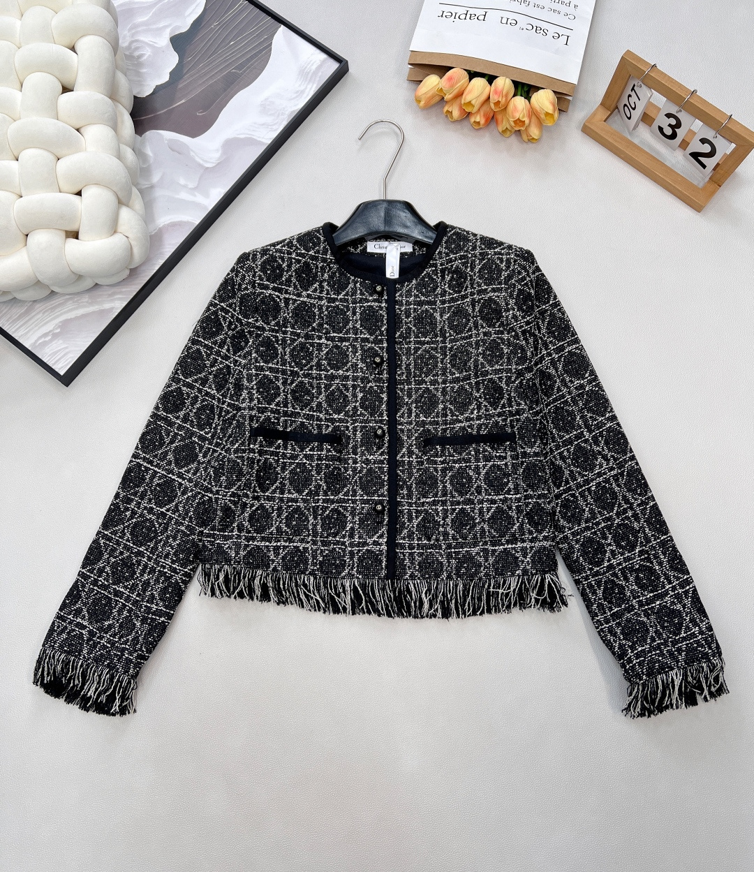 NO:609839,DIOR's new tenggy fringed jacket is a fantasy of classic and modern interweaving. It uses the black and white intertwined teng pattern as its canvas, firmly locking the brand's historical heritage and the sophistication of high fashion into the fabric texture - every plaid is Dior's tribute to the classics, and every weaving detail demonstrates the craftsmanship of the haute couture workshop.  The natural tassels on the hem and cuffs are a stroke of genius, swaying lightly when walking, injecting a casual and lazy French style into the neat tailoring, allowing 'refined' and 'relaxed' to reach a perfect reconciliation at this moment. The round neck design is simple and elegant, and the neat short version easily outlines the waistline. Whether it is paired with the same series of skirts to create an elegant set, or mixed with jeans to unlock a frank tone, you can interpret the modern retro aesthetics unique to Dior with every move.  It is not only a jacket, but also a 'style medal' in the wardrobe of fashion lovers, allowing you to feel the infinite charm of the collision of classic heritage and contemporary design every time you wear it. Complete three standards, large quantities, size sml code, dior, dior, skirts, jeans, jackets & coats, alexander wang19860909DIOR新款滕格纹流苏外套,经典与摩登的交织狂想,它以黑白交织的滕格纹为画布,将品牌的历史底蕴与高级时装的精致感牢牢锁在面料肌理中——每一道格纹都是迪奥对经典的致敬,每一处编织细节都彰显着高定工坊的匠艺温度. 衣摆与袖口的自然流苏是神来之笔,行走间轻晃摇曳,为利落的剪裁注入随性慵懒的法式风情,让“精致”与“松弛”在此刻达成完美和解.圆领设计简约大气,利落短款版型轻松勾勒腰线,无论是搭配同系列半裙打造成套优雅,还是混搭牛仔裤解锁率性腔调,都能在举手投足间,演绎独属于迪奥的摩登复古美学. 它不止是一件外套,更是时尚爱好者衣橱里的“风格勋章”,让你在每一次穿搭中,都能感受经典传承与当代设计碰撞出的无穷魅力.三标齐全,大货出 尺码sml 编码,,dior,dior,skirts,jeans,jackets & coats,alexander wang,Women's clothing