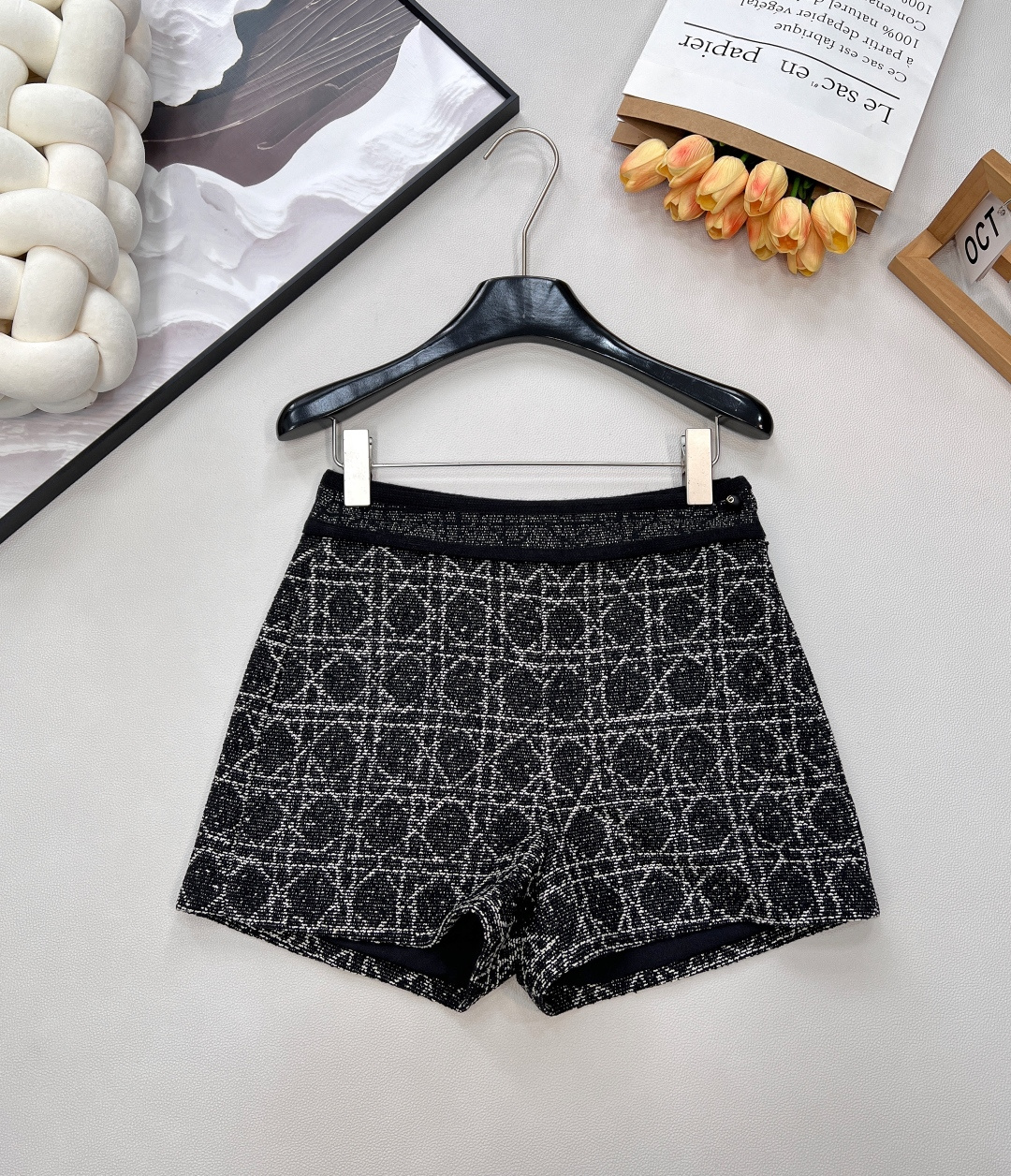 NO:609829,DIOR's new cannage pattern suit shorts are a modern statement between plaids. Dior's iconic cannage pattern meets the neat shorts silhouette, and a fashion dialogue between classics and vitality begins. It uses the black and white intertwined cannage pattern as its language, blending the brand's high-end genes and the frank attitude of modern fashion into one 'cloth' - every inch of the plaid is engraved with Dior's historical imprint, and every texture reveals the luxurious texture of high-end fabrics.  The high-waist design cleverly lifts the waistline, and the short cut fully releases the leg lines. Whether it is paired with the cannage pattern jacket of the same series to create a sophisticated suit feel, or worn alone with a simple top to create a casual and cool style, it can instantly light up the look and interpret the modern retro style of Dior. This is not an ordinary pair of shorts, but a 'style tool' for the fashion pioneer. Every time you wear it, you can taste the unique charm of the collision of classic heritage and contemporary design, and easily become the focus of the crowd with both elegance and personality. Complete three standards, large quantities.  Sizesml ed,,dior,dior,shorts,jackets & coats,alexander wang19860909DIOR新款藤格纹西服短裤,格纹间的摩登宣言,迪奥标志性藤格纹遇上利落短裤版型,一场经典与活力的时尚对话就此开启. 它以黑白交织的藤格纹为语言,将品牌的高定基因与现代时装的率性态度熔于一“布”——每一寸格纹都镌刻着迪奥的历史印记,每一处纹理都流露着高级面料的奢华质感. 高腰设计巧妙提拉腰线,短款剪裁尽情释放腿部线条,无论是搭配同系列藤格纹外套打造精致套装感,还是单穿搭配简约上衣营造随性潮酷风,都能在瞬间点亮造型,诠释迪奥式的摩登复古. 这不是一条普通的短裤,而是时尚先锋的“风格利器”,让你在每一次穿搭中,都能品味经典传承与当代设计碰撞出的独特魅力,轻松成为人群中兼具优雅与个性的焦点.三标齐全,大货出 尺码sml 编,,dior,dior,shorts,jackets & coats,alexander wang,Women's clothing