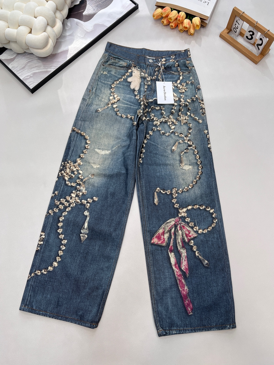 NO:609806,2025 autumn and winter new Acne Studio*3D printed crystal trompe l'oeil chain denim trousers  ,AC's top pants of the year, the 1981 style upper body is absolutely easy to adapt to and control, 3D printed illusion prints, loose wide-leg style, front buttons and placket restraints, back LOGO micro-label patch, continuing the gender-neutral style,  It is both fashionable and practical at the same time. It is full of personality when matched casually. It has perfect vertical sense and a super good fit. I purchased YB1 to develop it. Jeans have always been the darling of the fashion industry, and these wide-leg pants bring perfect body proportions and unlimited aura!  Wear it and you will instantly become the focus of street fashion!  4 sizes of one color, color oil paint, three standards complete, large quantity shipped, size 26 27 28 29 code A,,acne studios,dior,jeans,alexander wang198609092025秋冬新款Acne Studio*3D打印水晶错视链条牛仔长裤 ,AC年度裤王上身,1981的版型上身适配驾驭能力绝对轻松,3D打印错觉印花,宽松阔腿款式,正面纽扣和门襟禁锢,背面LOGO微标贴片,延续无性别主义中性风格,时髦和实穿同时兼备,随意搭配都个性十足,垂直感满分,版型超好,购入YB1比1开发,牛仔裤一直是时尚界的宠儿,而这款阔腿裤更是带来了完媄的身材比例和无限的气场！穿上它,你将瞬间成为街头时尚的焦点！一色4码,颜色油彩,三标齐全,大货出 尺码26 27 28 29 编码A,,acne studios,dior,jeans,alexander wang,Women's clothing