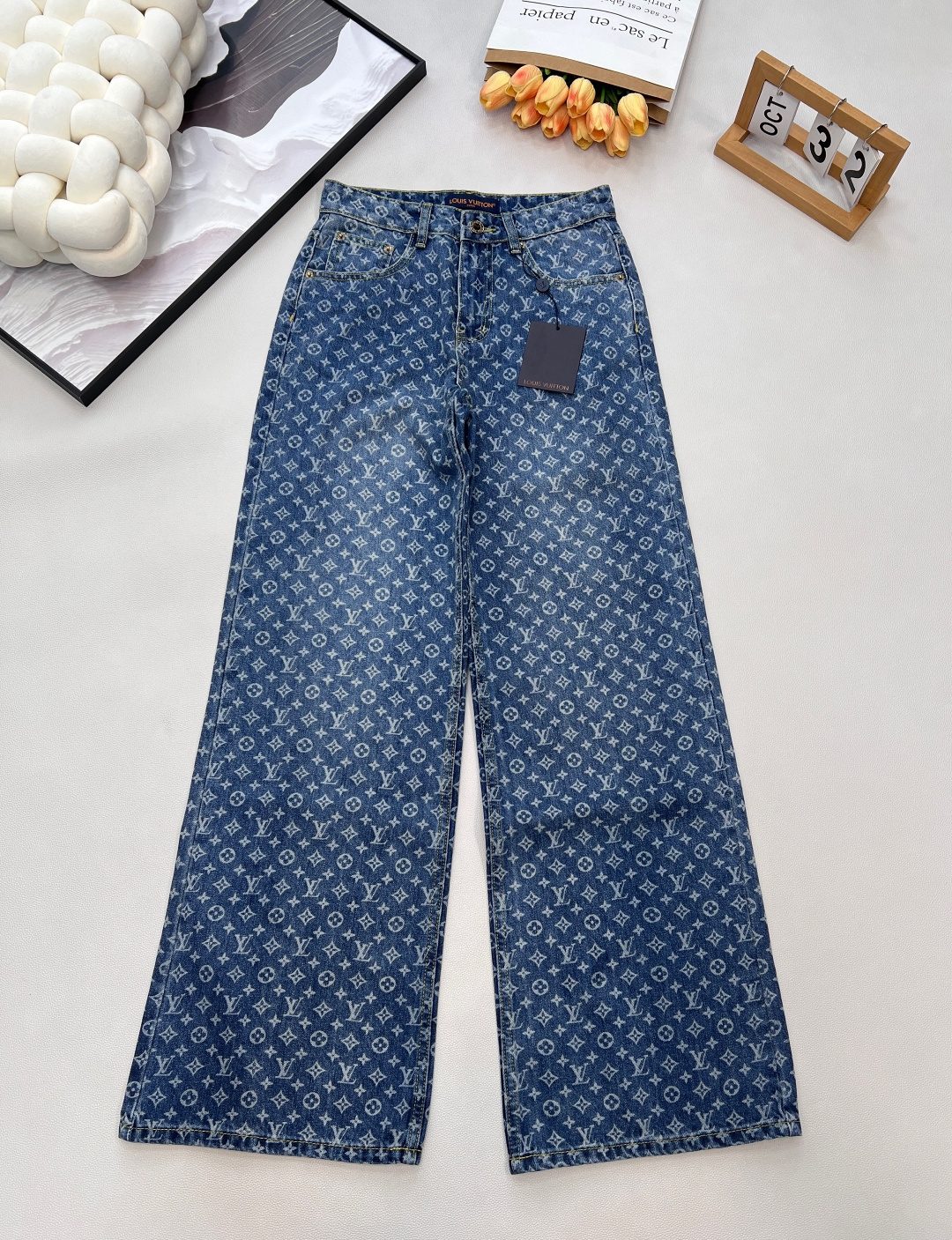 NO:609768,LOUIS VUITTON's new laser-burned all-over printed denim trousers are made of customized siro jacquard fabric, solid color and soft, customized hardware, the upper body is absolutely the best jeans!  The style has a slightly flared feel and is full of fashion. It can be matched with all kinds of tops. The mid-high waistline allows even small people to wear it with a 37% body proportion. The laser-burned all-over printing process makes it unique and fashionable. No matter who wears it, it will not conflict with the style. Whoever wears it will have slender, straight and long legs!  Highly recommended. Retro blue stir-fry and versatile. The most important thing is that it is completely impervious. It is a perfect match for spring and summer travels. It can be salty or sweet. It is available in large quantities. Size SML code, louis vuitton, jeans, alexander wang19860909LOUIS VUITTON 新款激光烧花满印牛仔长裤 采用定制赛络纺提花面料,固色加软,定制五金,上身绝对王炸牛仔裤！版型有少少微喇的感觉,时尚感十足,承包你的各种上衣搭配,中高腰线让小个子也能穿出三七分身材比例,激光烧花满印的工艺,个性独特又时髦出街不撞款谁穿谁是细直大长腿！强烈推荐 复古蓝炒级百搭呀,最主要是完全不透,春夏出游搭配一绝 可盐可甜三标齐全,大货出 尺码sml 编码,,louis vuitton,jeans,alexander wang,Women's clothing