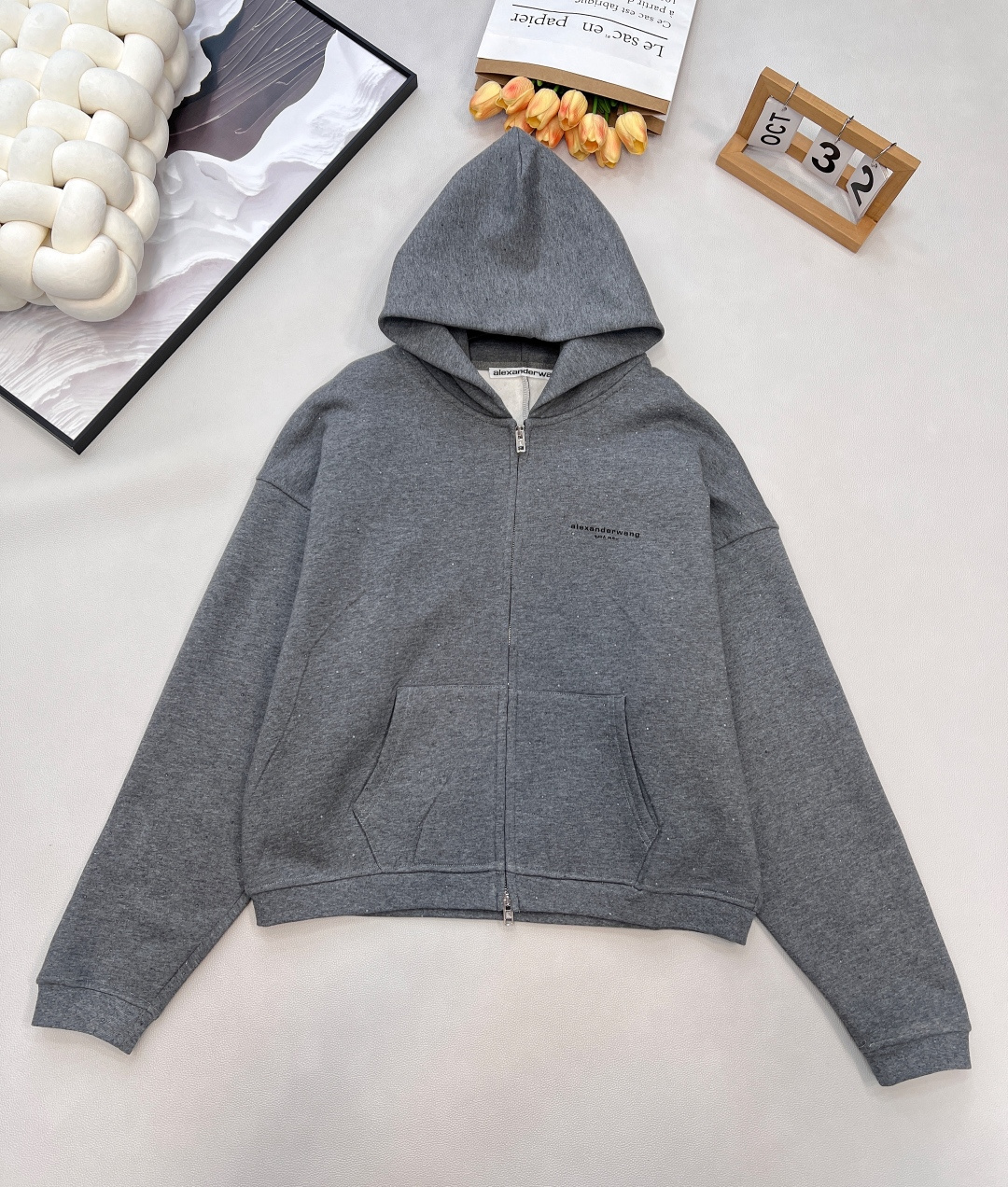 NO:609752,Alexander Wang 25Fw early autumn new full diamond zipper hooded sweatshirt jacket. Exclusively developed by yb!  High quality production!  The main tone of high-end gray has its own texture. The jacket is a hooded zipper style, with a loose fit that hides too much flesh. It is full of diamonds that blingbling under the light, which is exquisite and eye-catching. My favorite is the King's lazy sweatshirt jacket. It's so handsome to me. It's an overweight piece of quality!  The texture of Gaoke's remade piece is super good. The interior is all velvet. The warmth factor is five stars. The thread is a tight and narrow thread. The hat is made of double-layer fabric. The three-dimensional shape is invincible!  !  The warm velvet lining provides a comfortable fit, and the large version has an oversize and lazy feel. It’s full of boyfriend style!  Three standards are complete, large quantities are shipped, size sml code A, versace, alexander wang, hoodie, sweatshirts, jackets & coats, hats, alexander wang19860909Alexander Wang 25Fw早秋新款满钻拉链连帽卫衣外套.独家yb开发！高版出品！高级灰主调自带质感.外套是连帽拉链款,宽松版型超藏肉,满钻点缀在光线下blingbling,精致又吸睛；最爱的大王慵懒感卫衣外套 帅到我了 一件超重的品质！ 高克重整件质感超好 内里全部加绒 温暖系数五颗星 螺纹是紧密的细窄螺纹 帽子都是双层面料 版型立体无敌好！！ 暖乎乎的加绒内里松弛感拿捏 大大的版型 oversize慵懒feel 男友风足足的！三标齐全,大货出 尺码sml 编码A,,versace,alexander wang,hoodie,sweatshirts,jackets & coats,hats,alexander wang,Women's clothing