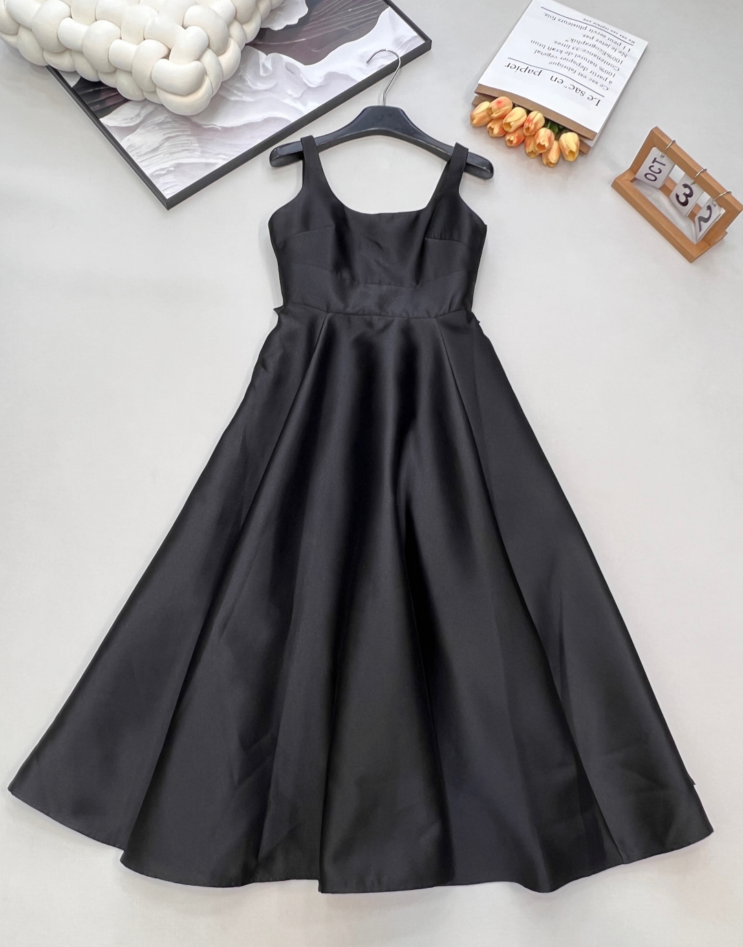 NO:609729,DIOR's new suspender bow waisted long dress is an elegant haute couture in the dark night. The ingenuity of Dior's haute couture workshop meets the classic silhouette. This suspender bow waisted long dress has become a symbol of elegance flowing in the dark night. The matte satin fabric has a texture that smudges out a low-key but luxurious luster under the light, just like midnight.  The stars are woven into the clothes. The square neckline is engraved with retro elegance, with just the right amount of skin exposure to outline the lines of the shoulders and neck, making every time you raise your eyes a French style. The waist design hides ingenuity, and the bows on both sides are embellished like the secret words of the elves. It can be tied with a light touch to tighten the waistline, which perfectly balances the softness and strength of female curves.  The skirt blooms elegantly like a bud, and the long silhouette sways when walking. It is the focus of the red carpet and the business card of calm temperament at the dinner. From fabric selection to tailoring technology, every detail is branded with Dior's dedication to ultimate aesthetics - it is not only a dress, but also a spiritual carrier of contemporary women's confidence, independence and elegance. Wear it and you will be a moving chapter of high-end aesthetics. Three standards are complete and two colors are outstanding. Size sml  coding,,dior,dior,skirts,alexander wang19860909DIOR新款吊带蝴蝶结收腰长款连衣裙,暗夜优雅的高定.迪奥高定工坊的匠心邂逅经典廓形,这款吊带蝴蝶结收腰长款连衣裙便成了暗夜中流动的优雅符号.哑光缎面面料铺陈质感,在光线下晕染出低调却奢华的光泽,仿若将午夜星河织入衣袂.方形领口复刻复古优雅,恰到好处的露肤度勾勒肩颈线条,让每一次抬眸都自带法式风情；收腰设计暗藏巧思,两侧蝴蝶结点缀如精灵的秘语,轻轻一系便收束出盈盈腰线,将女性曲线的柔美与力量感平衡得淋漓尽致. 裙摆如花苞般优雅绽放,长款廓形行走间摇曳生姿,是红毯之上的焦点担当,亦是晚宴中从容的气质名片.从面料选择到剪裁工艺,每一处细节都烙印着迪奥对极致美学的执着——它不止是一件礼服,更是当代女性自信、独立且优雅的精神载体,穿上它,你便是高定美学的移动篇章.三标齐全,两色出 尺码sml 编码,,dior,dior,skirts,alexander wang,Women's clothing