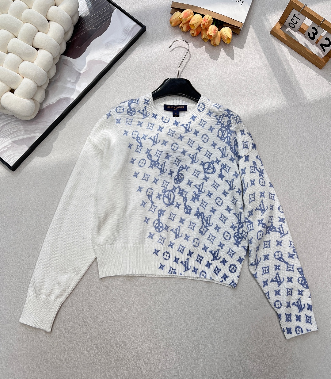 NO:610551,LOUIS  VUITTON's new round-neck knitted pullover features irregular contrasting color presbyopia. The classic presbyopia gene meets the gentle texture of knitting. A fashionable item that can make you stand out from the crowd is born. This round-neck knitted pullover features irregular contrasting color letter printing as the core  With a thoughtful design language, LV’s iconic Monogram pattern is broken from the conventional layout, and the contrasting blue and white colors are fresh and advanced. Every detail of the print is like a carefully arranged fashion code, allowing the classic old lady to jump out of the “inherent frame” and glow with youthful and eye-catching trendy vitality.  It has a lazy and neat silhouette. The round neck design is suitable for various styles. The dropped shoulders and loose sleeves create a casual tone. The short cut quietly optimizes the body proportions. Whether it is paired with high-waisted pants to create long legs, or paired with a skirt to go French retro.  It can easily hold the wind. The knitted fabric is soft and skin-friendly, with both comfort and texture. It can become your 'fashion business card' for daily outings or luxury social occasions, making you the center of attention wherever you go, and your return rate will be 100%!  Three standards are complete, large quantities are shipped, size sml code, louis vuitton, louis vuitton, skirts, alexander wang19860909LOUIS VUITTON新款圆领针织套头衫,不规则撞色老花,经典老花基因邂逅针织的温柔质感,一件足以让你在人群中脱颖而出的时髦单品就此诞生.这款圆领针织套头衫,以不规则撞色字母印花为核心设计语言,将LV标志性的Monogram图案打破常规布局,蓝白撞色清新又高级,每一处印花的错落都像是精心编排的时尚密码,让经典老花跳出“固有框架”,焕发年轻吸睛的潮流活力. 它有着慵懒又利落的版型,圆领设计适配各种风格造型,落肩与宽松袖型营造随性腔调,短款剪裁则悄悄优化身材比例,无论是搭配高腰裤打造大长腿,还是配半裙走法式复古风,都能轻松hold住.针织面料柔软亲肤,兼具舒适与质感,日常出街或轻奢社交场合,它都能成为你的“时尚名片”,让你走到哪里都是焦点,回头率直接拉满百分百！三标齐全,大货出 尺码sml 编码,,louis vuitton,louis vuitton,skirts,alexander wang,Women's clothing