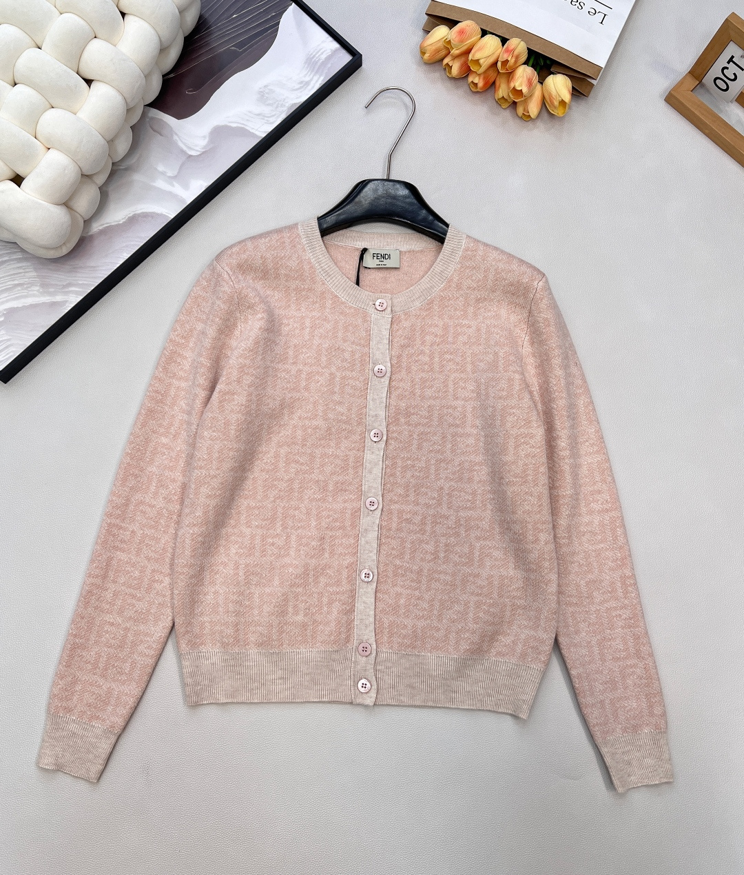 NO:610539,Fendi2025 new jacquard round-neck knitted cardigan, customized YB silk wool knitted material, high-end texture, comfortable and soft, round-neck cardigan tailoring, collar and cuffs threaded hemming echoes the hem, engraved placket embellishment, double F letter logo pattern all over the body, contrasting with the color pattern of the hemming, full of old money, highlighting the brand tone, wool knitted fabric, warm and comfortable, regular fit, simple and versatile for daily use in autumn and winter. Customized surface accessories  Complete three standards, big shipments, size sml code, fendi, alexander wang19860909Fendi2025新款提花圆领针织开衫,定制YB丝毛针织材质,质感高级,舒适柔软,圆领开衫剪裁,领口袖口螺纹包边与衣摆相呼应,印刻襟扣点缀,大身满铺双F字母徽标图案,与包边形成色彩图样的对比,老钱感满满,彰显品牌调性,羊毛针织面料,保暖舒适,常规版型,秋冬日常简约百搭款.定制面辅料 三标齐全,大货出 尺码sml 编码,,fendi,alexander wang,Women's clothing