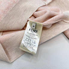 🆕Fendi2025新款提花圆领针织开衫,定制YB丝毛针织材质,质感高级,舒适柔软,圆领开衫剪裁,领口袖 🆕Fendi2025新款提花圆领针织开衫,定制YB丝毛针织材质,质感高级,舒适柔软,圆领开衫剪裁,领口袖