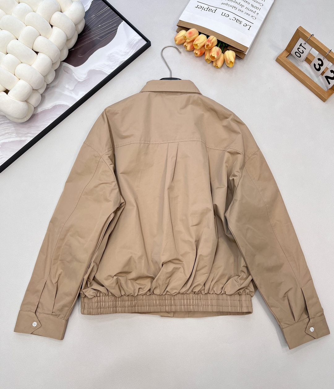 🆕miumiu新款棉质衬衫式夹克，全棉细斜纹碰撞涂层工艺的光泽，缪缪这款衬衫式夹克，重新定义轻奢。面料：